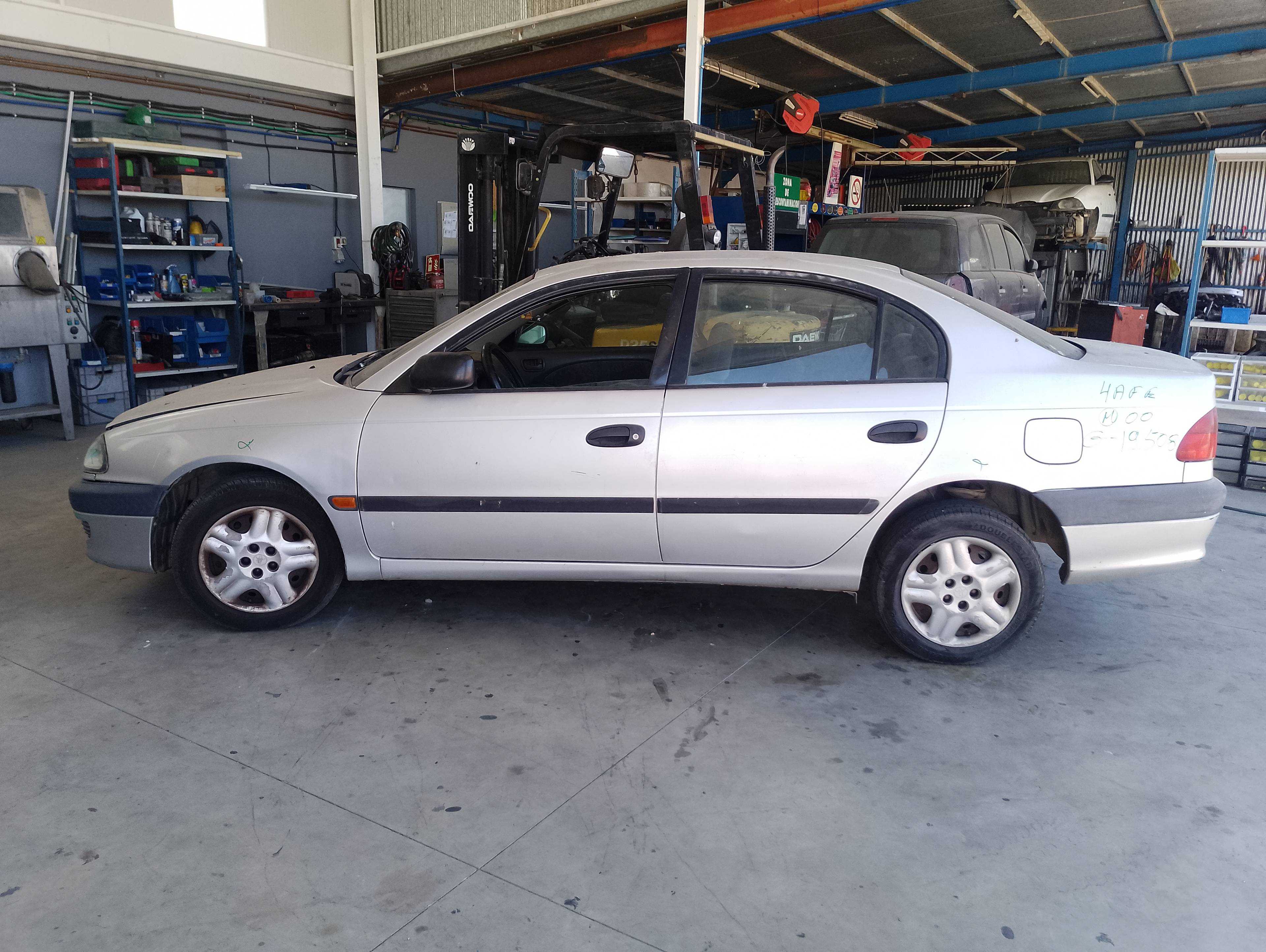 toyota avensis berlina (t 22) del año 2000