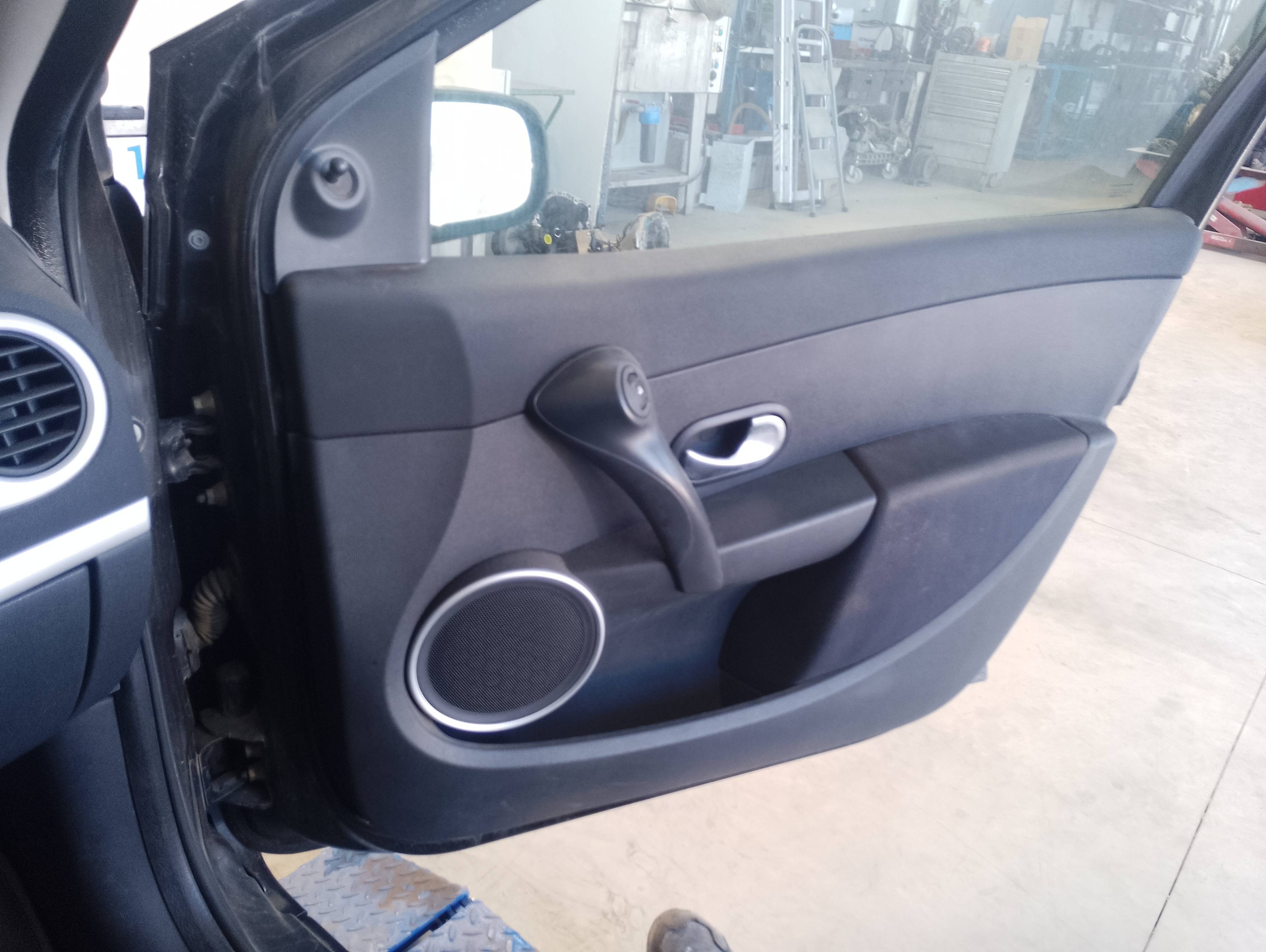 Recambio de guarnecido puerta delantera derecha para renault clio iii confort dynamique referencia OEM IAM   
