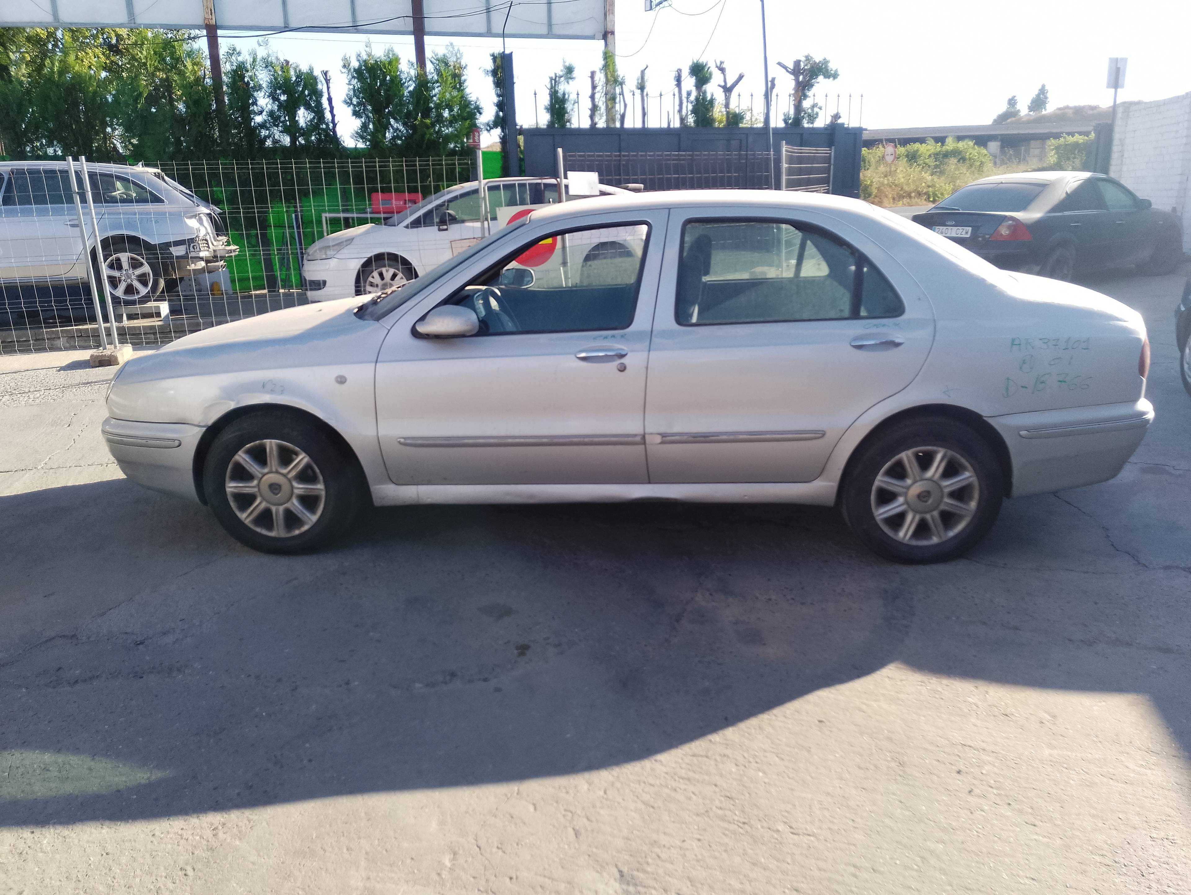 lancia lybra berlina del año 2001