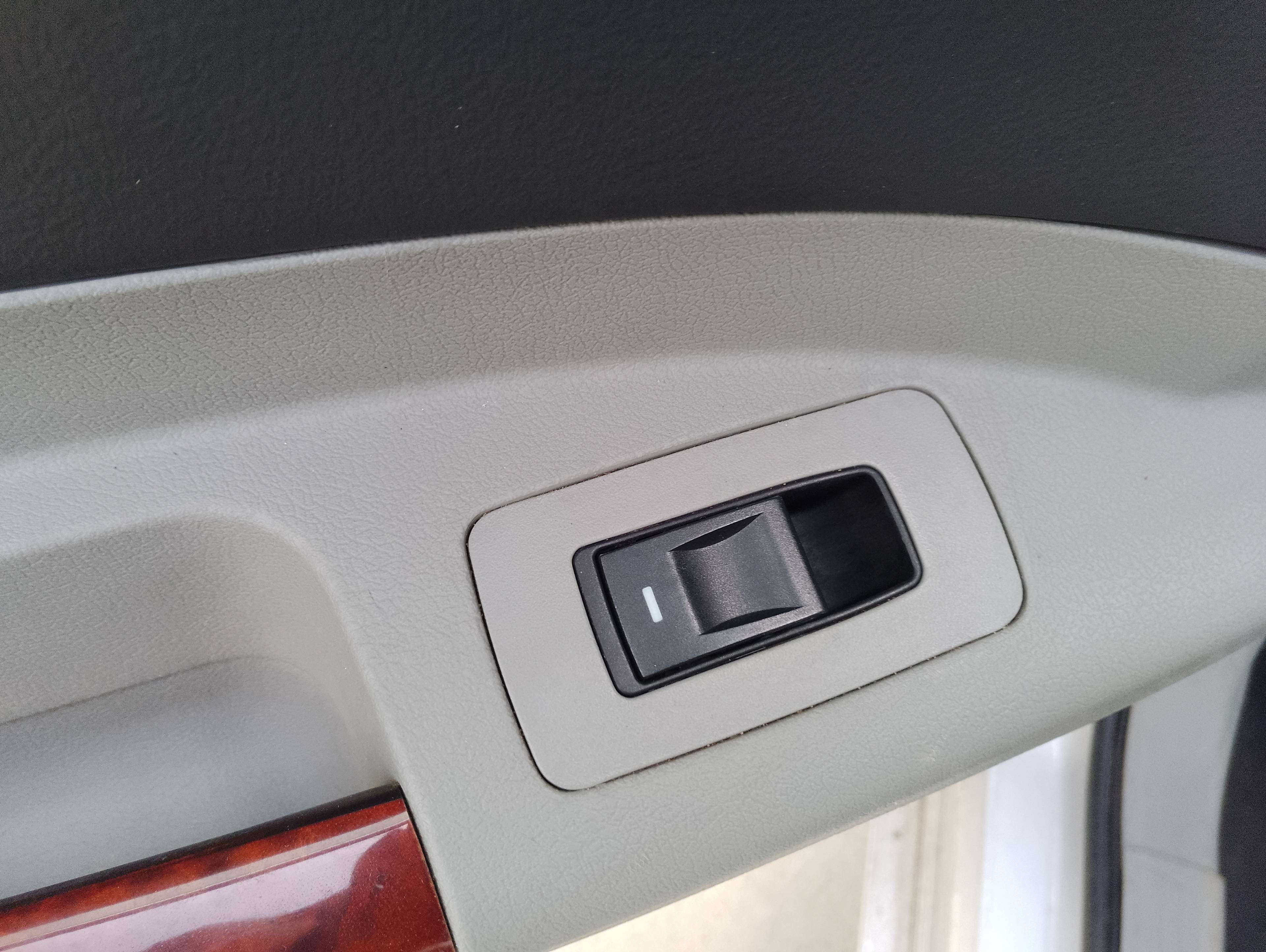 Recambio de mando elevalunas trasero izquierdo para chrysler 300 c 3.0 crd referencia OEM IAM   