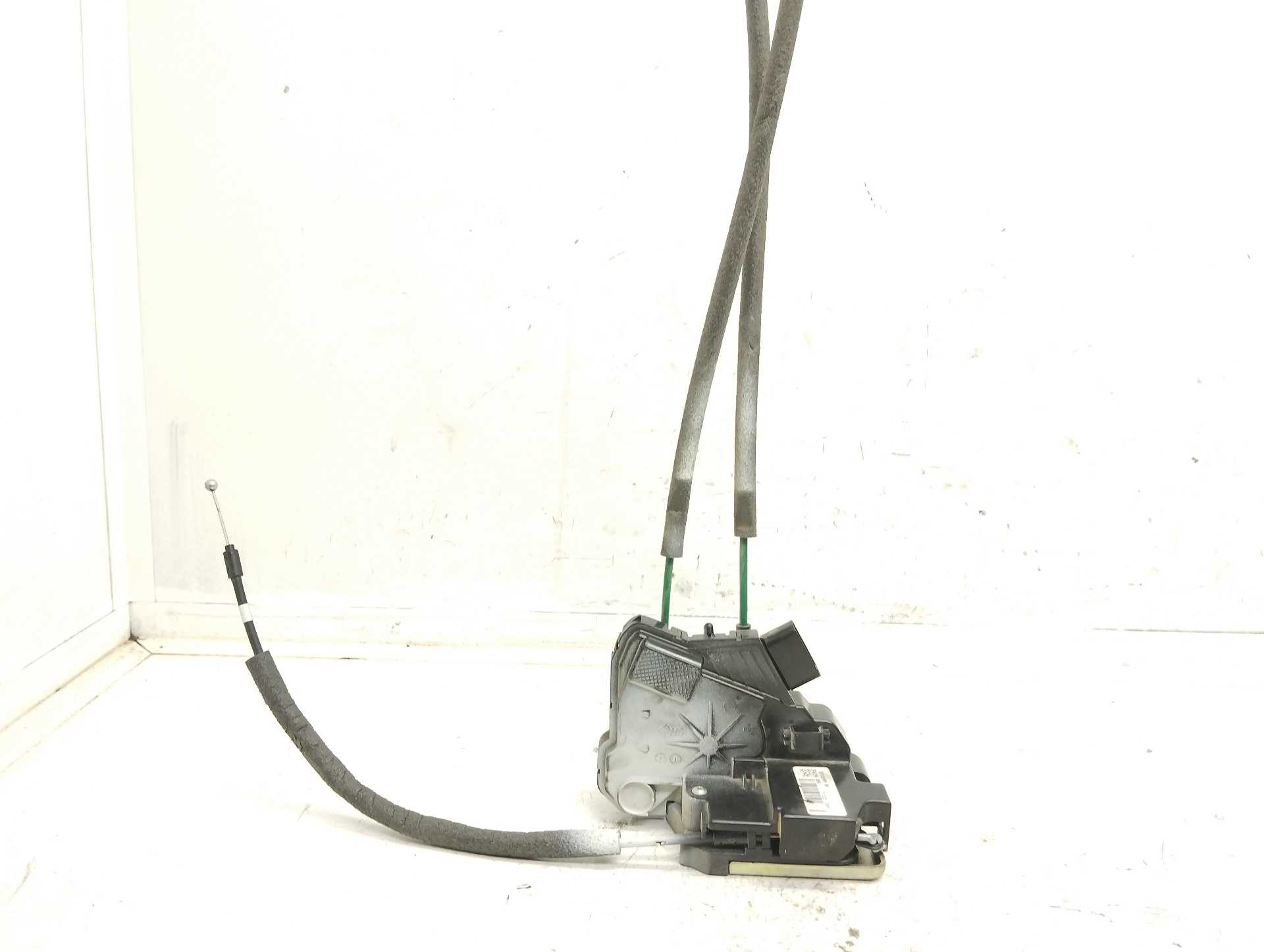 Recambio de cerradura puerta trasera derecha para ssangyong tivoli crystal 4x2 referencia OEM IAM 7132035001 X100RR 