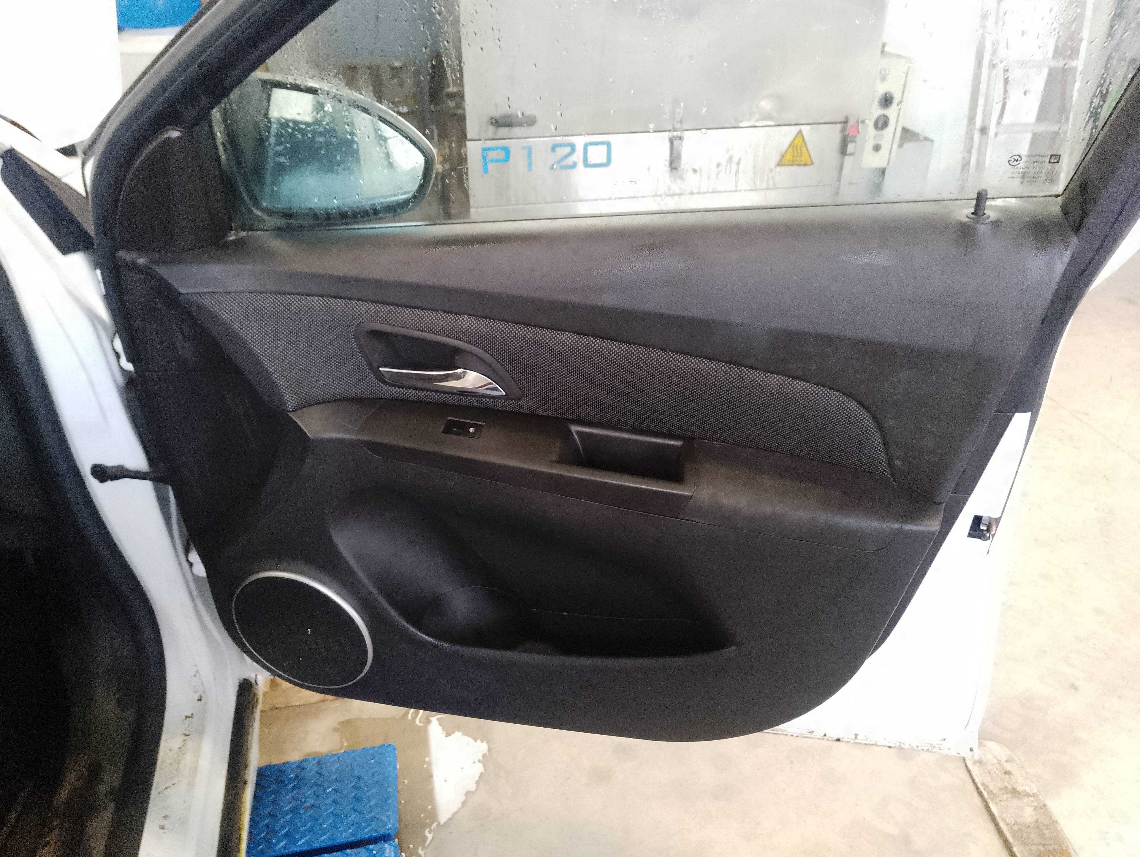 Recambio de guarnecido puerta delantera derecha para chevrolet cruze lt+ referencia OEM IAM   