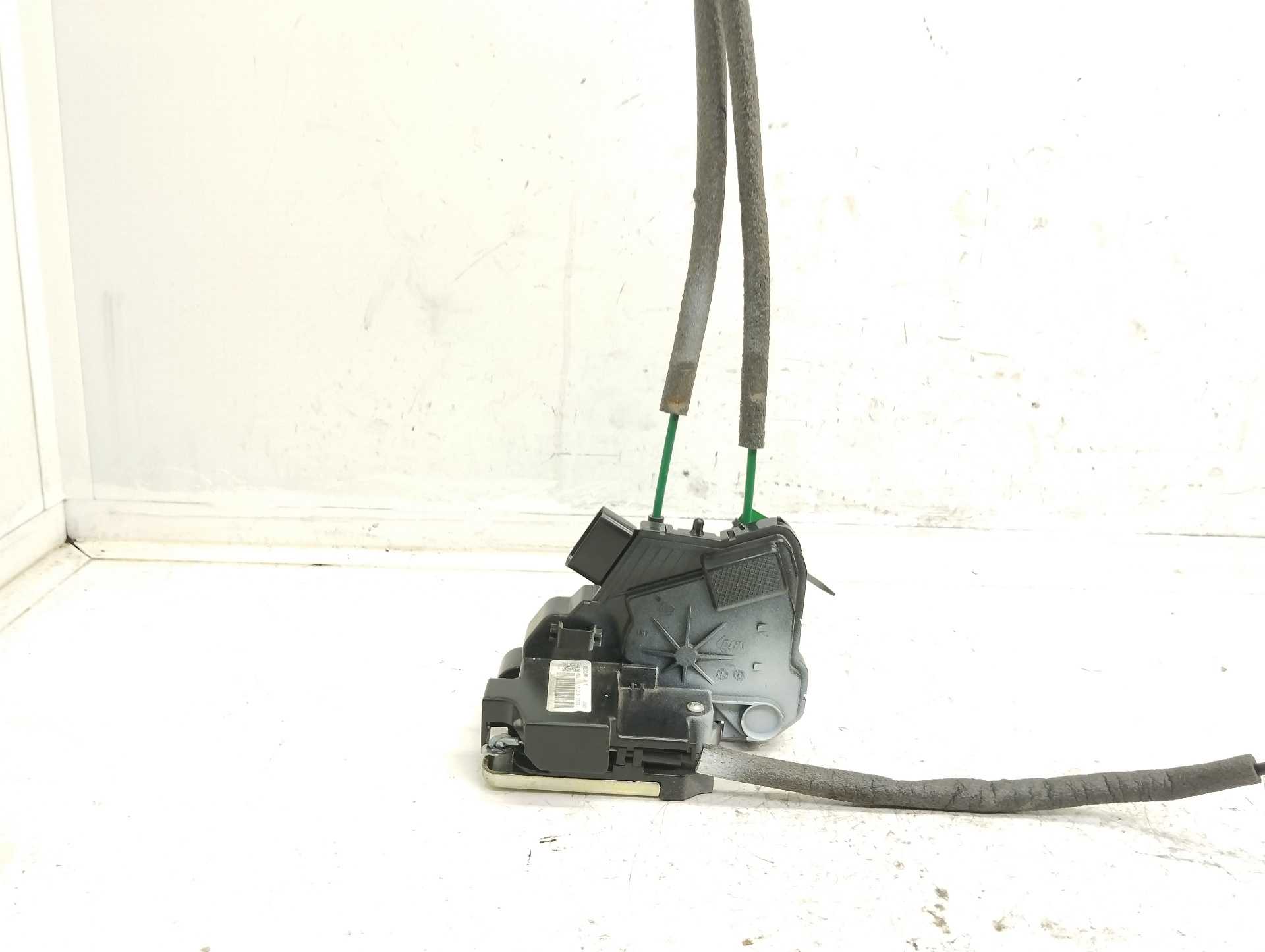 Recambio de cerradura puerta trasera izquierda para ssangyong tivoli crystal 4x2 referencia OEM IAM 7131035001 X100RR 