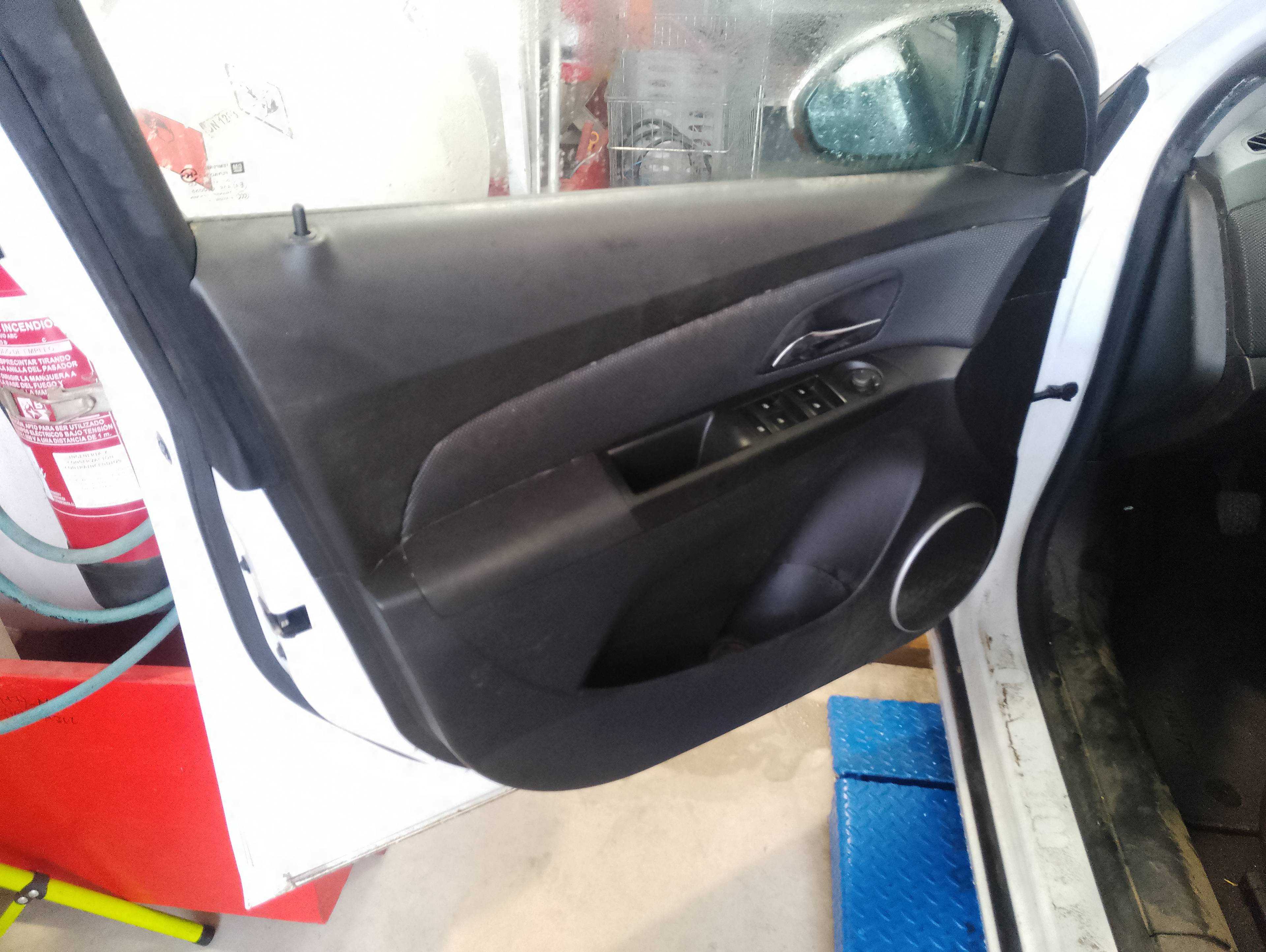 Recambio de guarnecido puerta delantera izquierda para chevrolet cruze lt+ referencia OEM IAM   