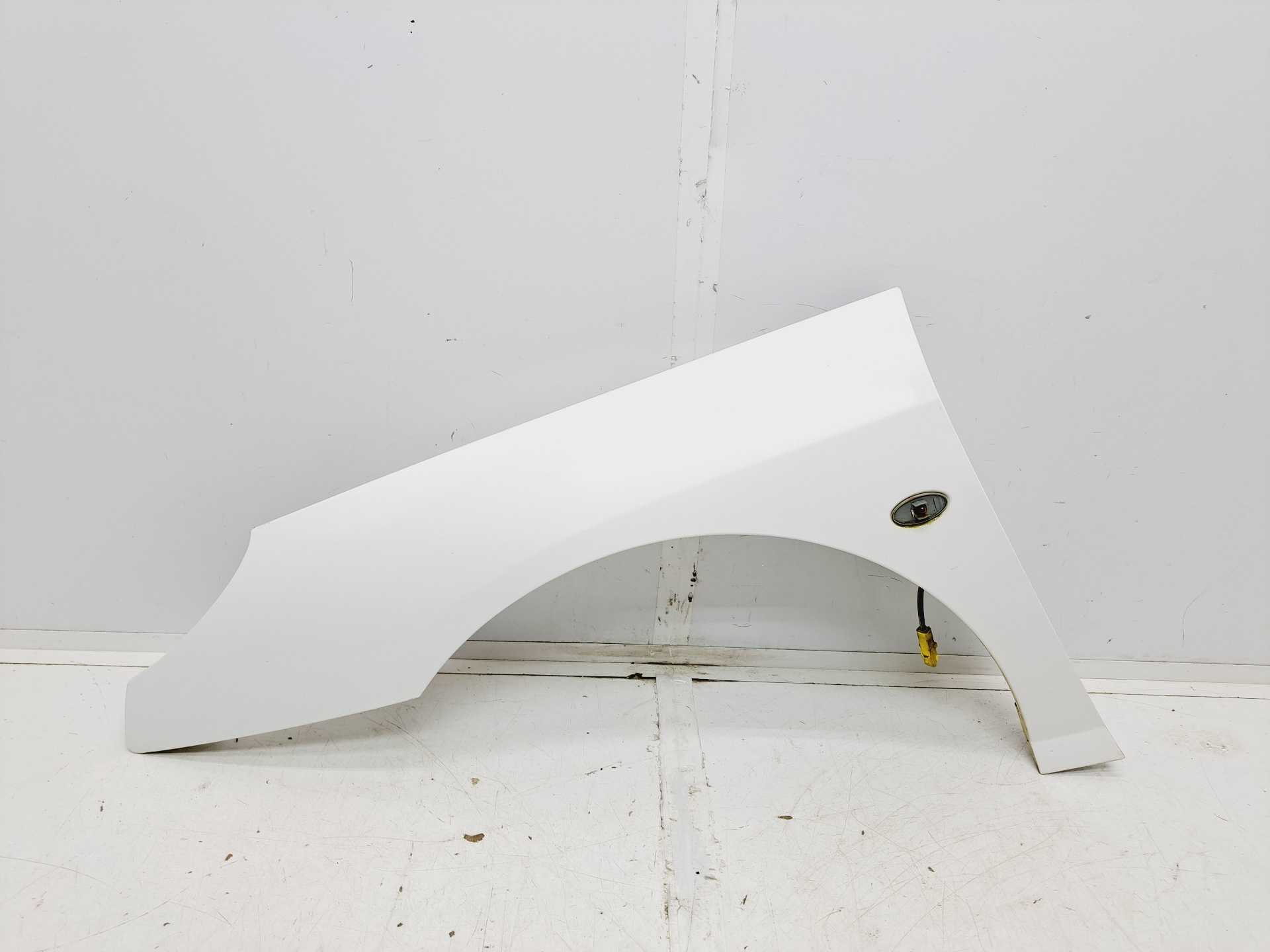Recambio de aleta delantera izquierda para peugeot 407 st confort referencia OEM IAM   