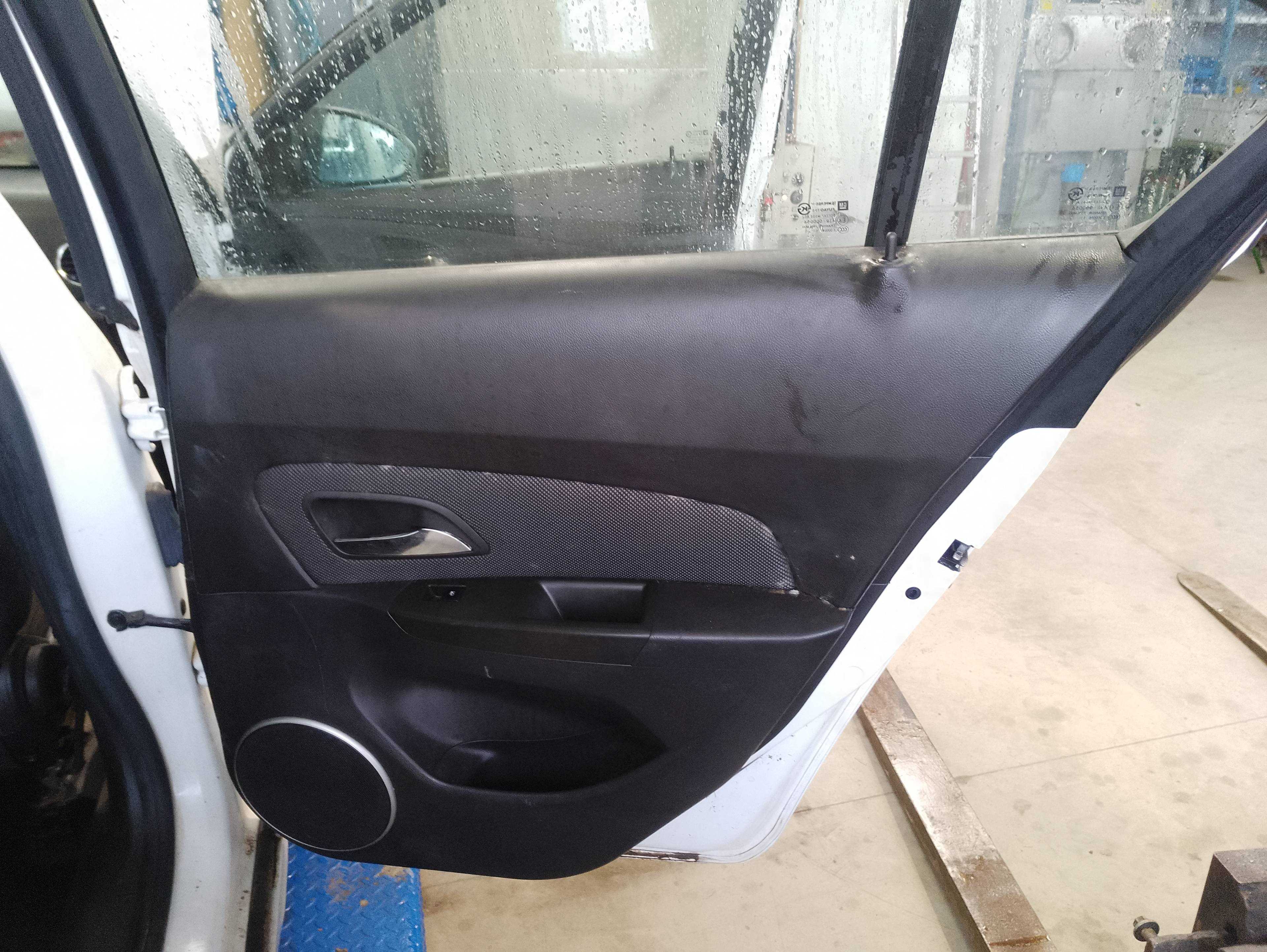Recambio de guarnecido puerta trasera derecha para chevrolet cruze lt+ referencia OEM IAM   