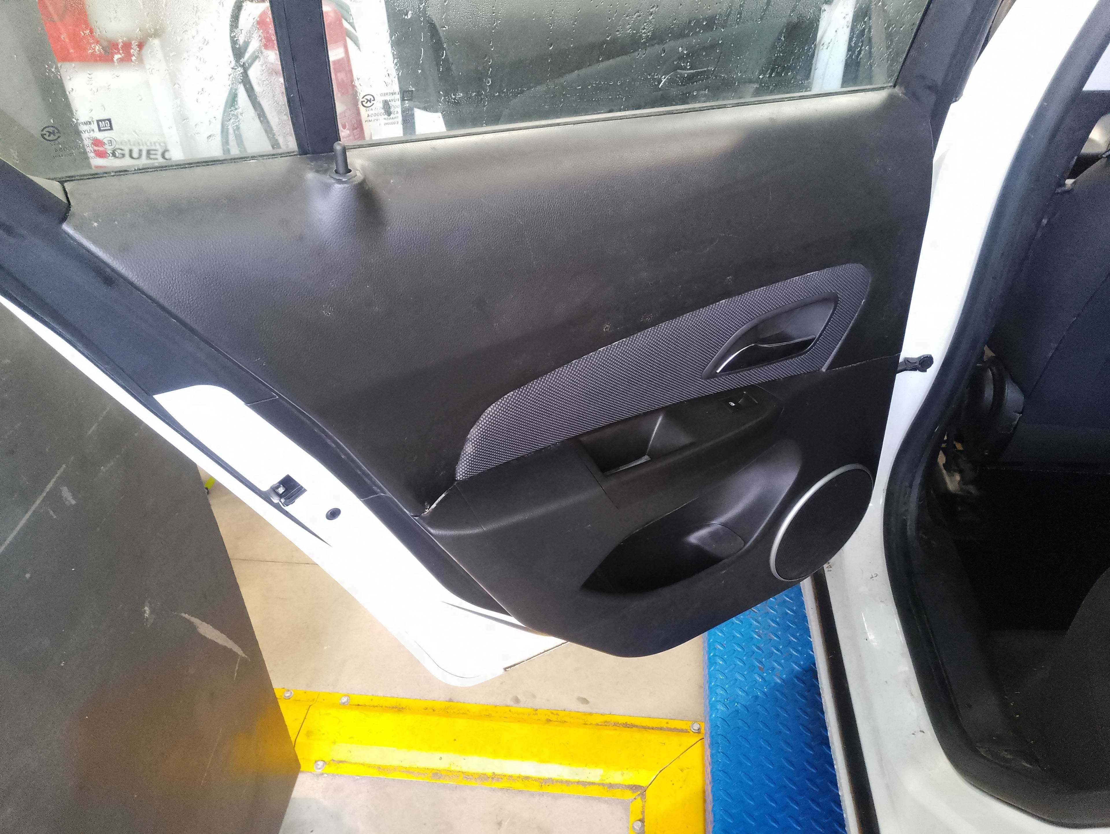 Recambio de guarnecido puerta trasera izquierda para chevrolet cruze lt+ referencia OEM IAM   