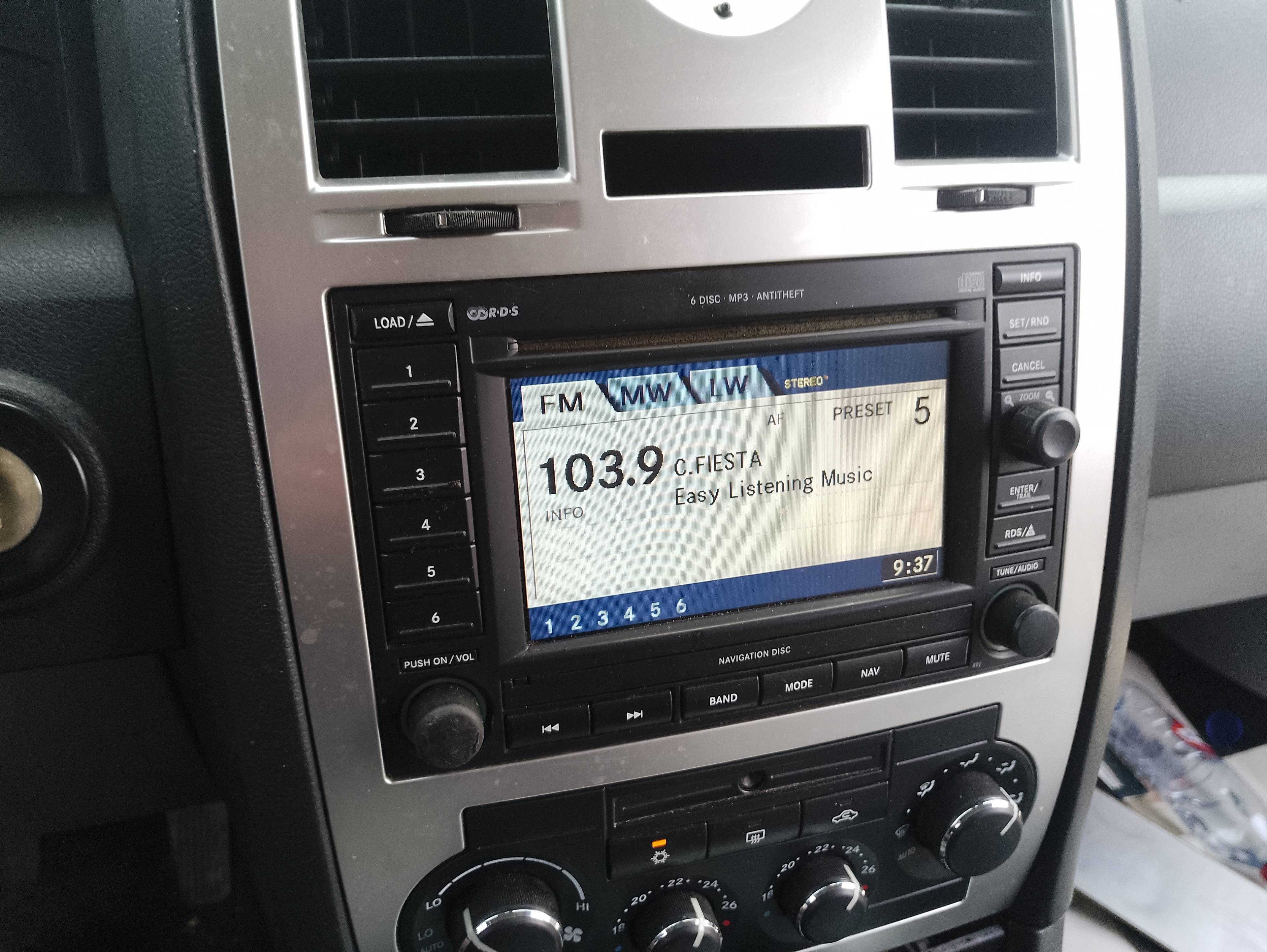 Recambio de pantalla multifuncion para chrysler 300 c 3.0 crd referencia OEM IAM   