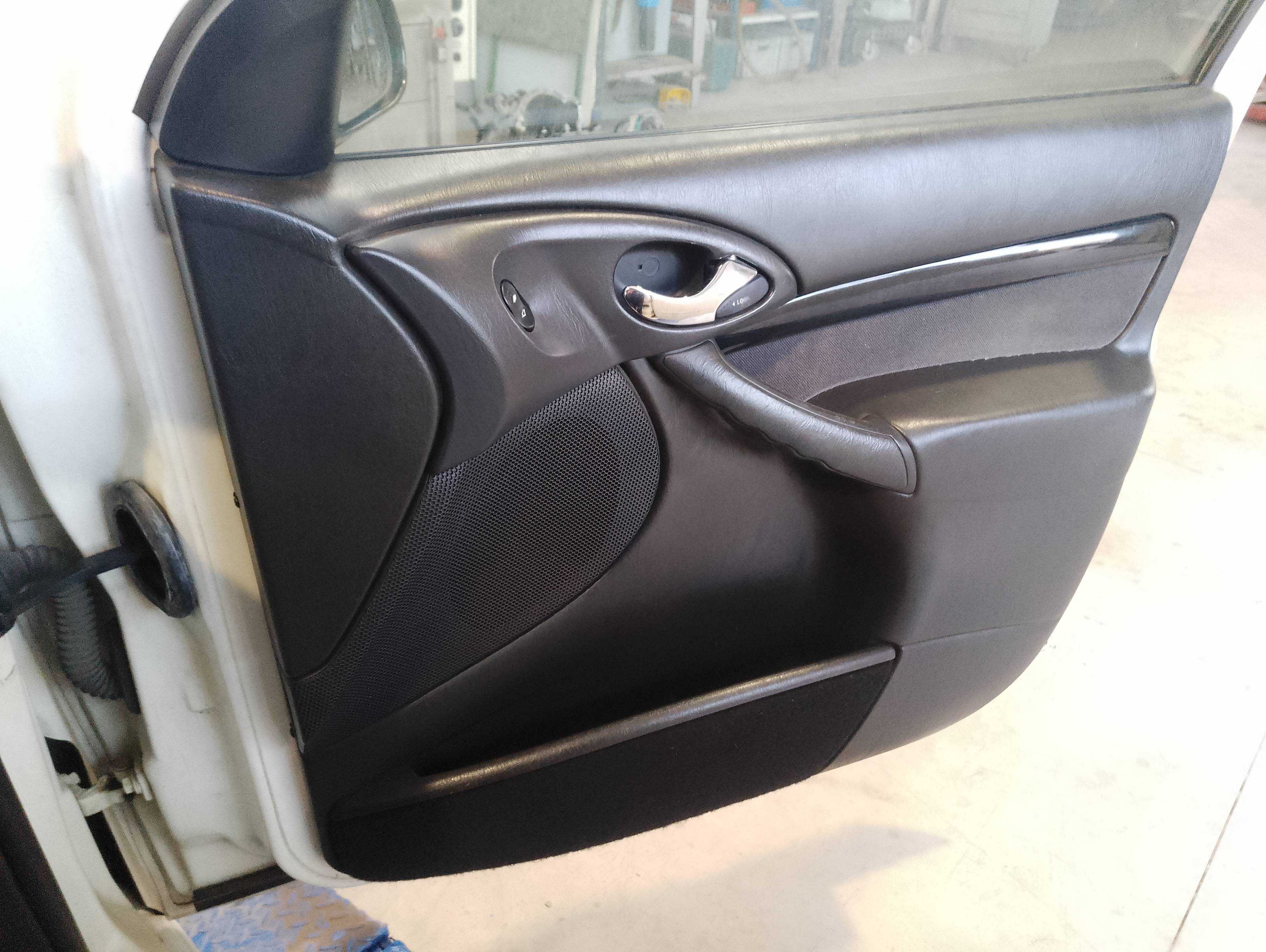 Recambio de guarnecido puerta delantera derecha para ford focus berlina (cak) ambiente referencia OEM IAM   