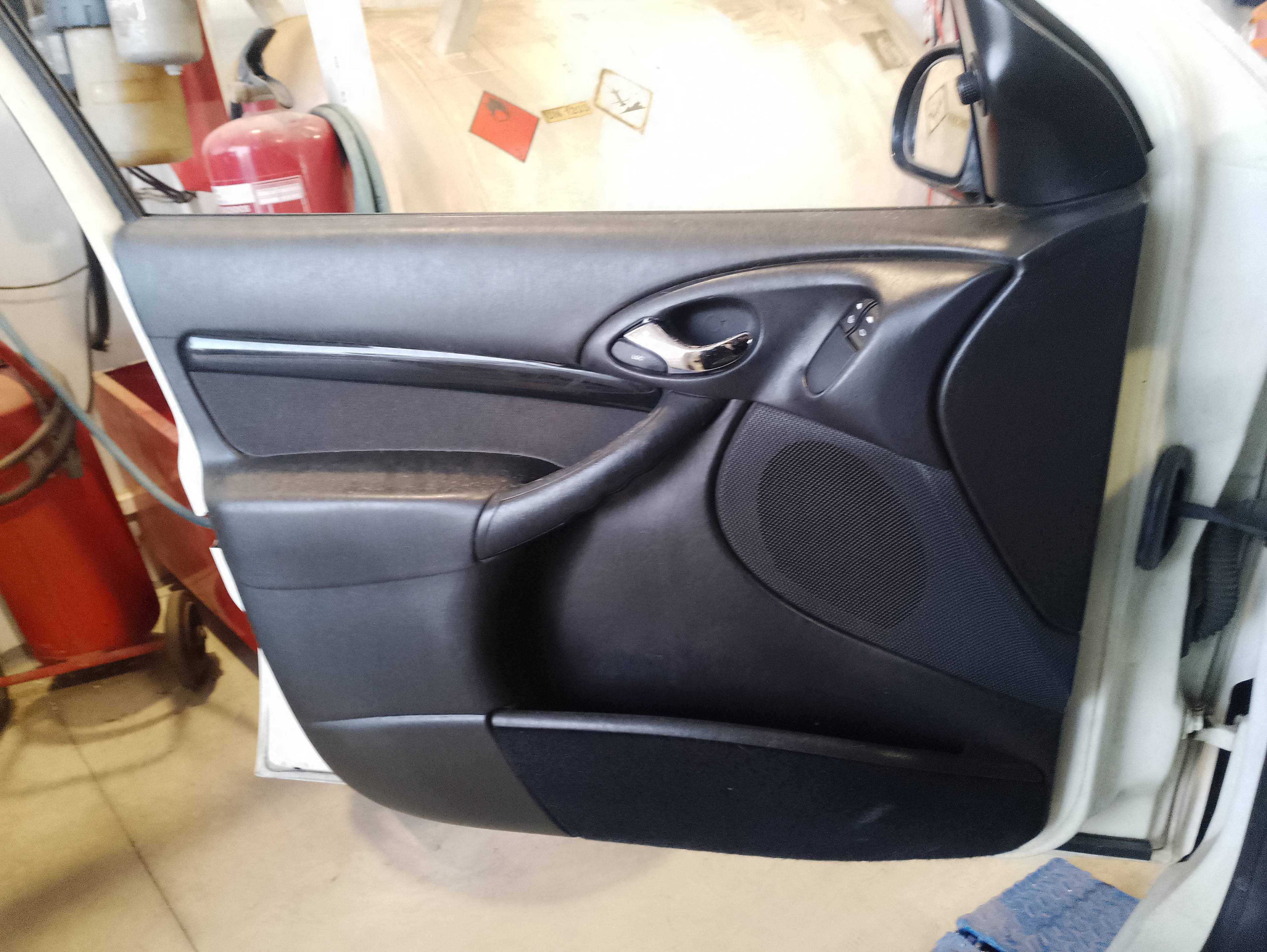 Recambio de guarnecido puerta delantera izquierda para ford focus berlina (cak) ambiente referencia OEM IAM   