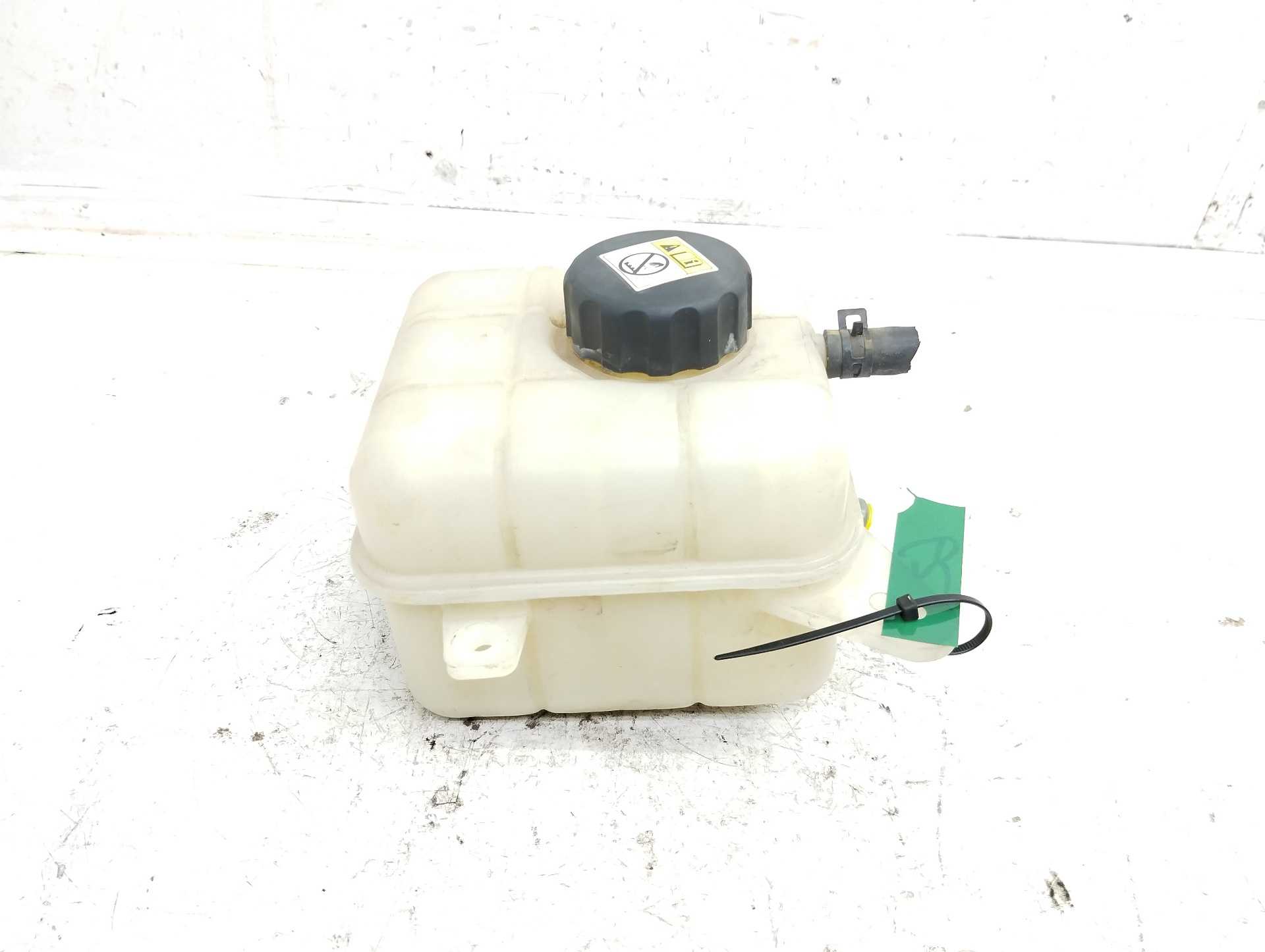 Recambio de deposito expansion para ssangyong tivoli crystal 4x2 referencia OEM IAM 2161035002  