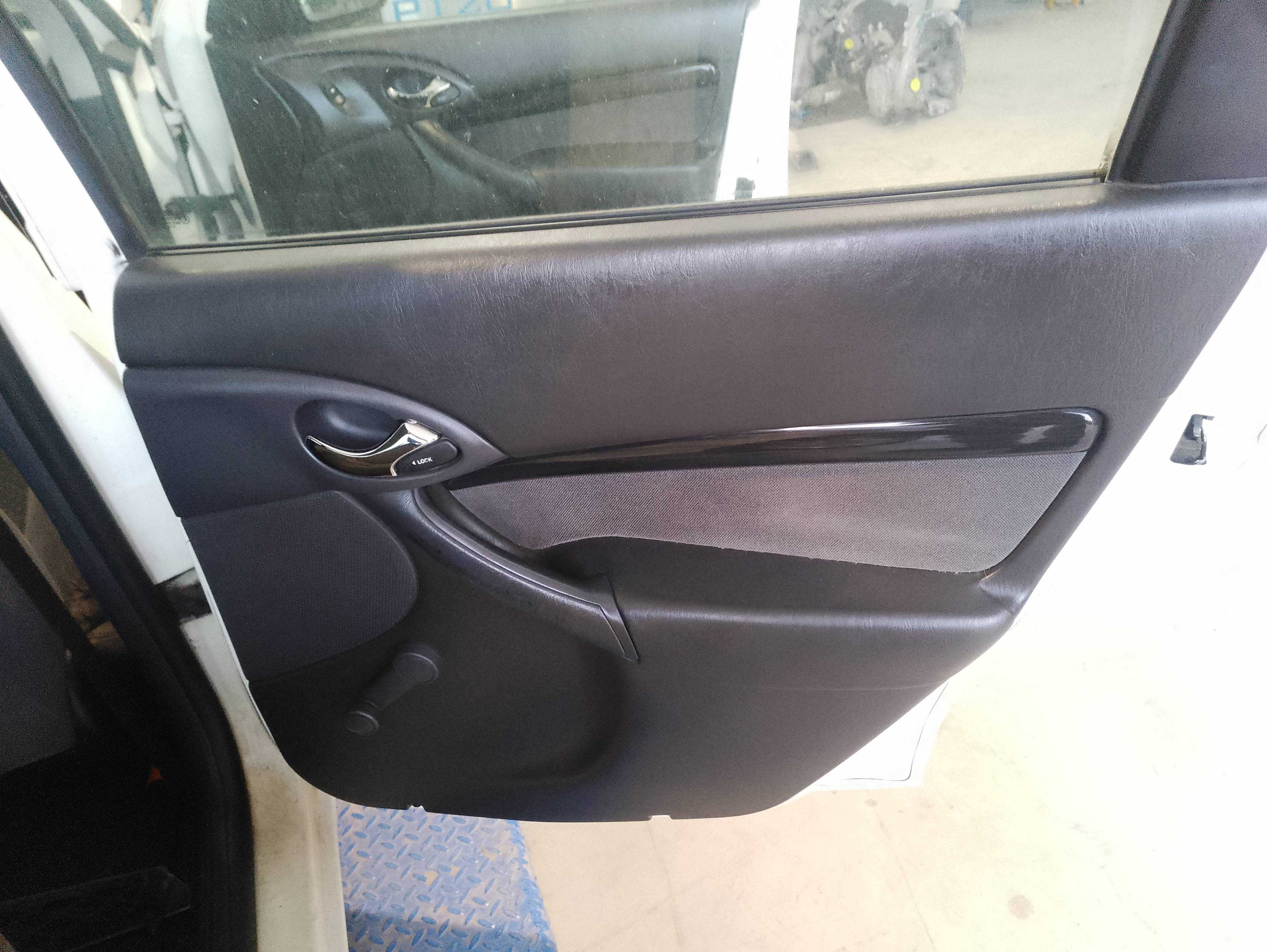 Recambio de guarnecido puerta trasera derecha para ford focus berlina (cak) ambiente referencia OEM IAM   