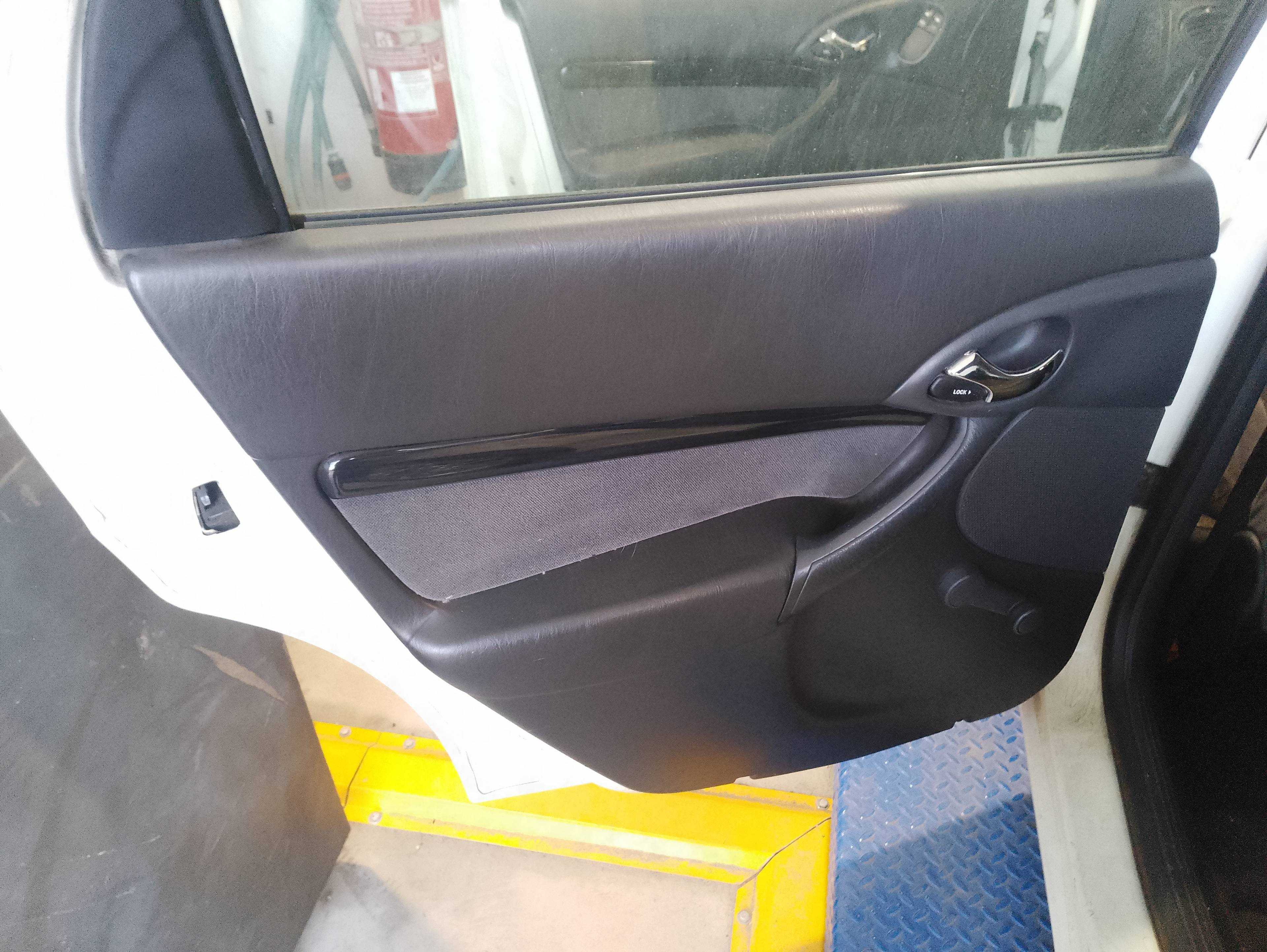 Recambio de guarnecido puerta trasera izquierda para ford focus berlina (cak) ambiente referencia OEM IAM   