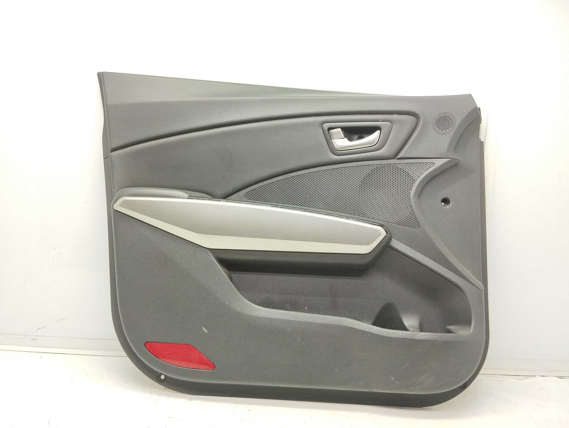 Recambio de guarnecido puerta delantera izquierda para ssangyong tivoli crystal 4x2 referencia OEM IAM 7221035040  