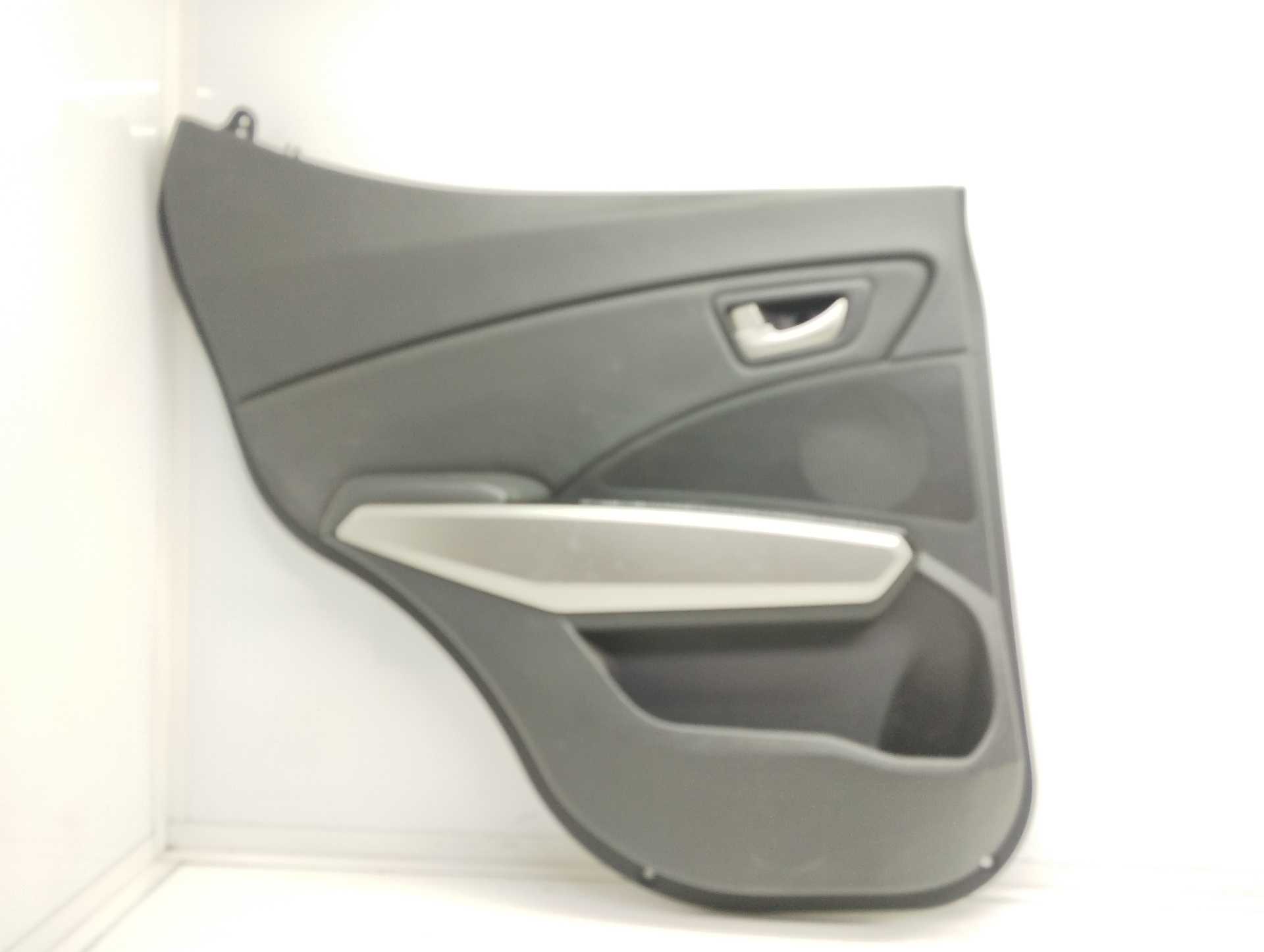 Recambio de guarnecido puerta trasera izquierda para ssangyong tivoli crystal 4x2 referencia OEM IAM 732103500  