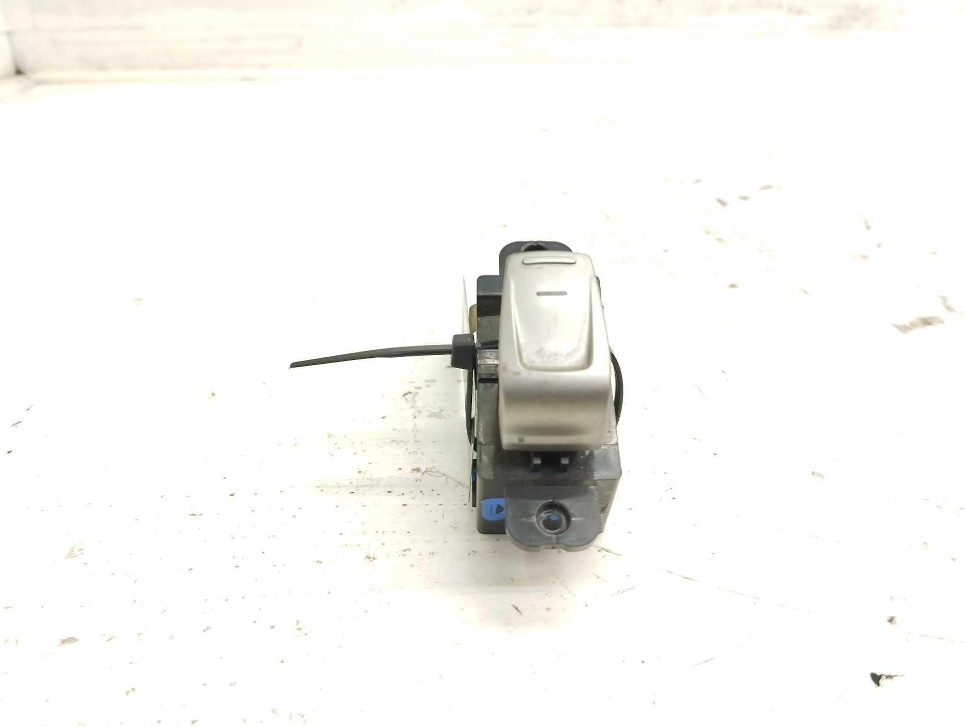 Recambio de mando elevalunas delantero derecho para ssangyong tivoli crystal 4x2 referencia OEM IAM 8585035000  