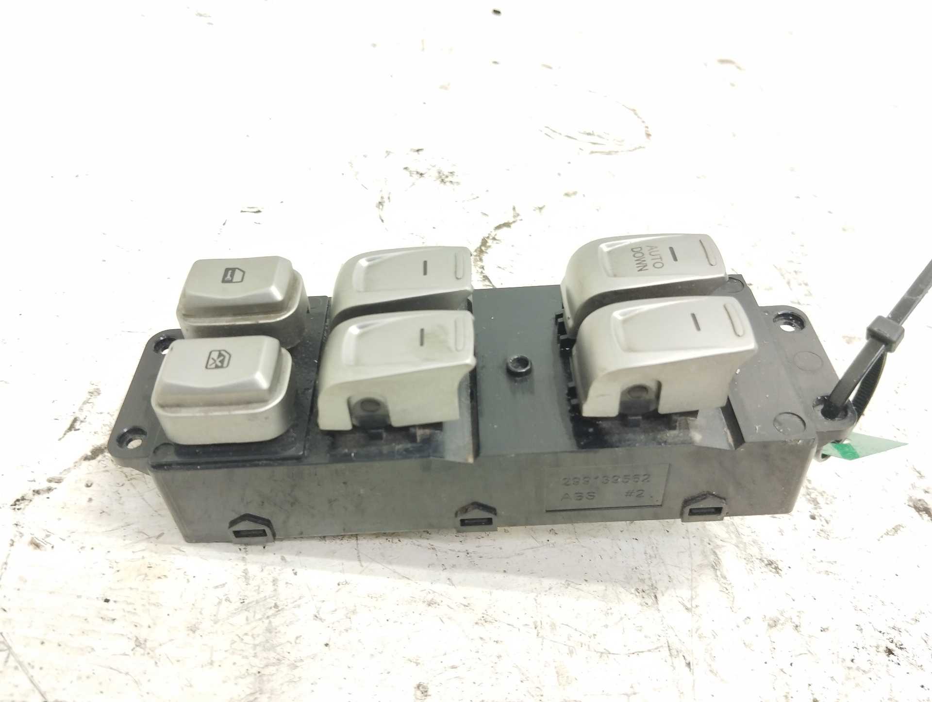 Recambio de mando elevalunas delantero izquierdo para ssangyong tivoli crystal 4x2 referencia OEM IAM 299139562  