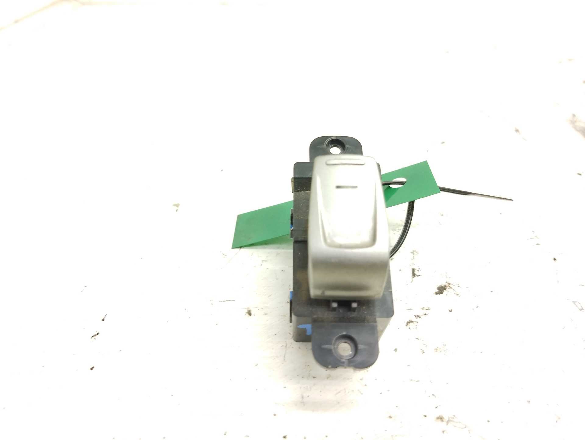 Recambio de mando elevalunas trasero derecho para ssangyong tivoli crystal 4x2 referencia OEM IAM 299139582  