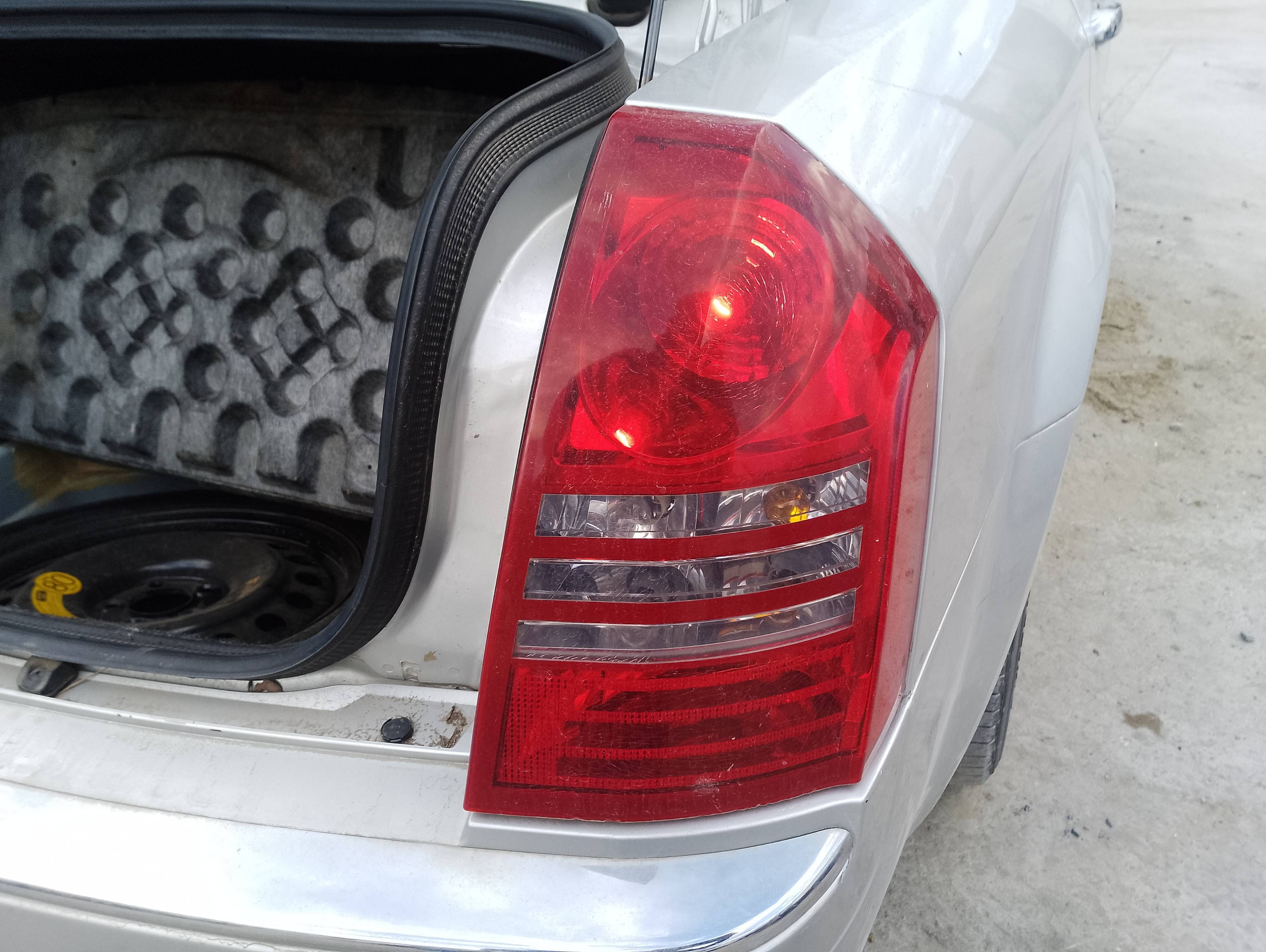 Recambio de piloto trasero derecho para chrysler 300 c 3.0 crd referencia OEM IAM   