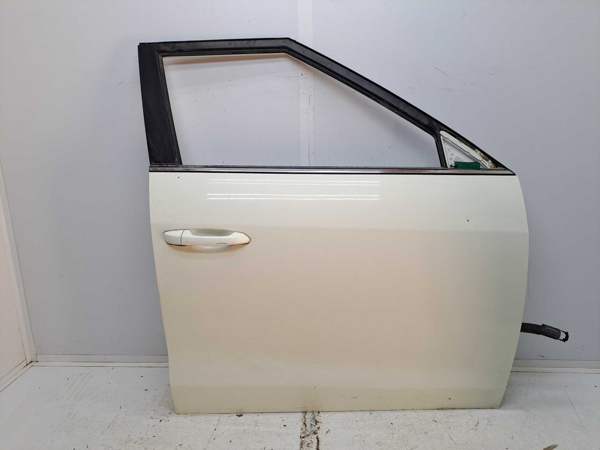 Recambio de puerta delantera derecha para ssangyong tivoli crystal 4x2 referencia OEM IAM   