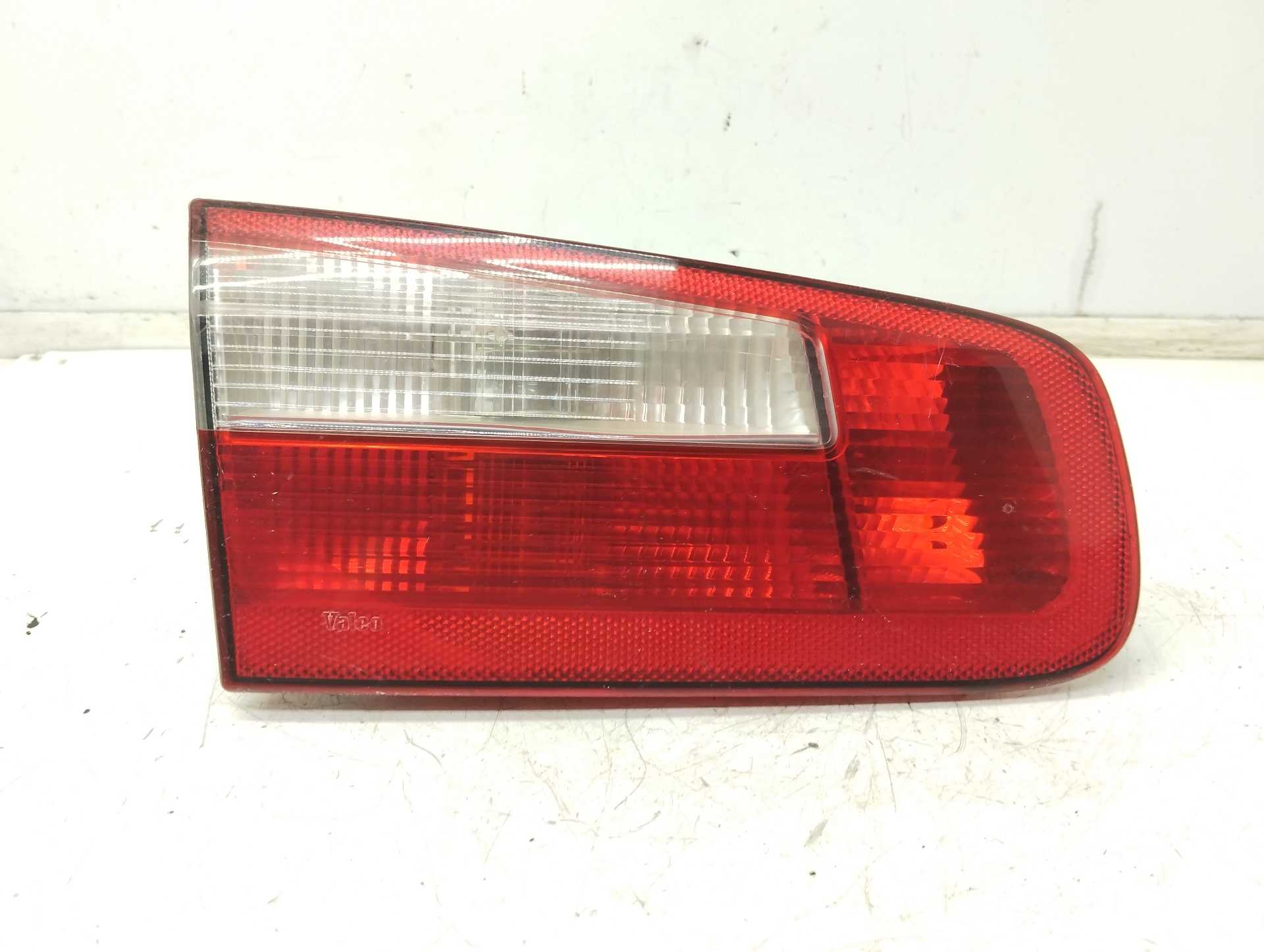 Recambio de piloto porton trasero izquierdo para renault laguna ii (bg0) authentique referencia OEM IAM 8200002475  