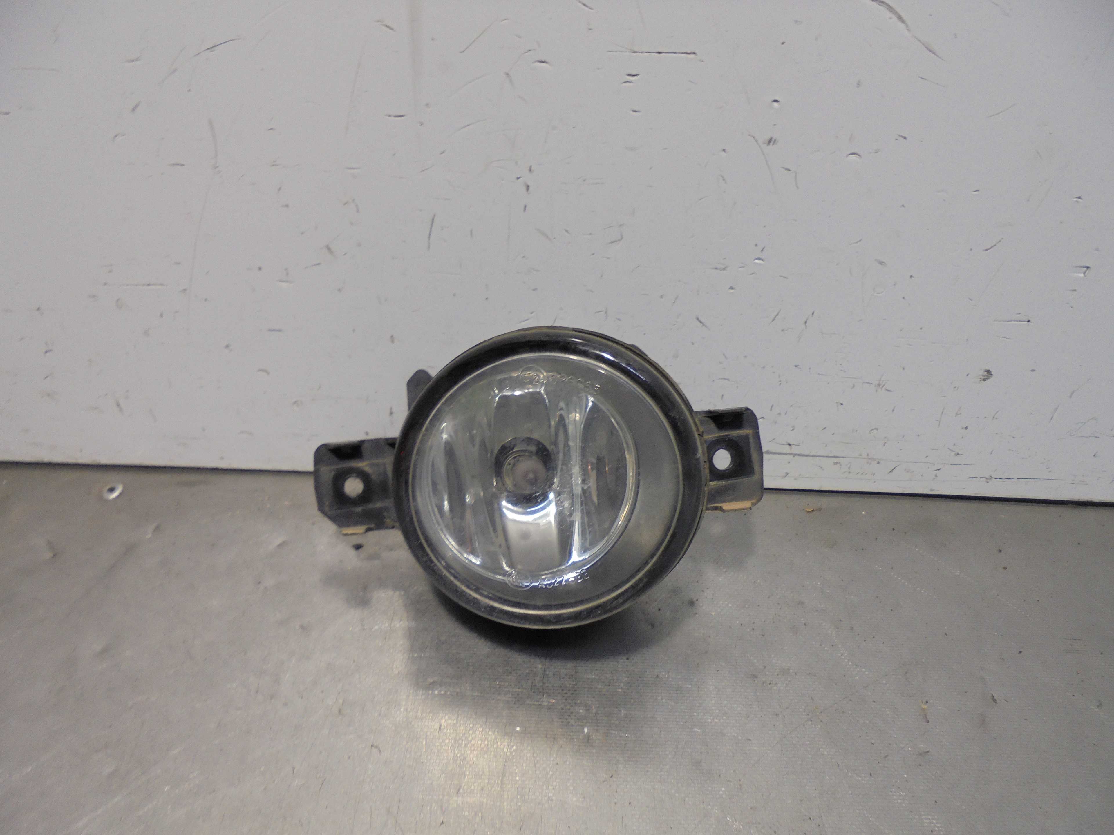 Recambio de faro antiniebla derecho para nissan qashqai (j10) acenta referencia OEM IAM 89206421 VALEO 