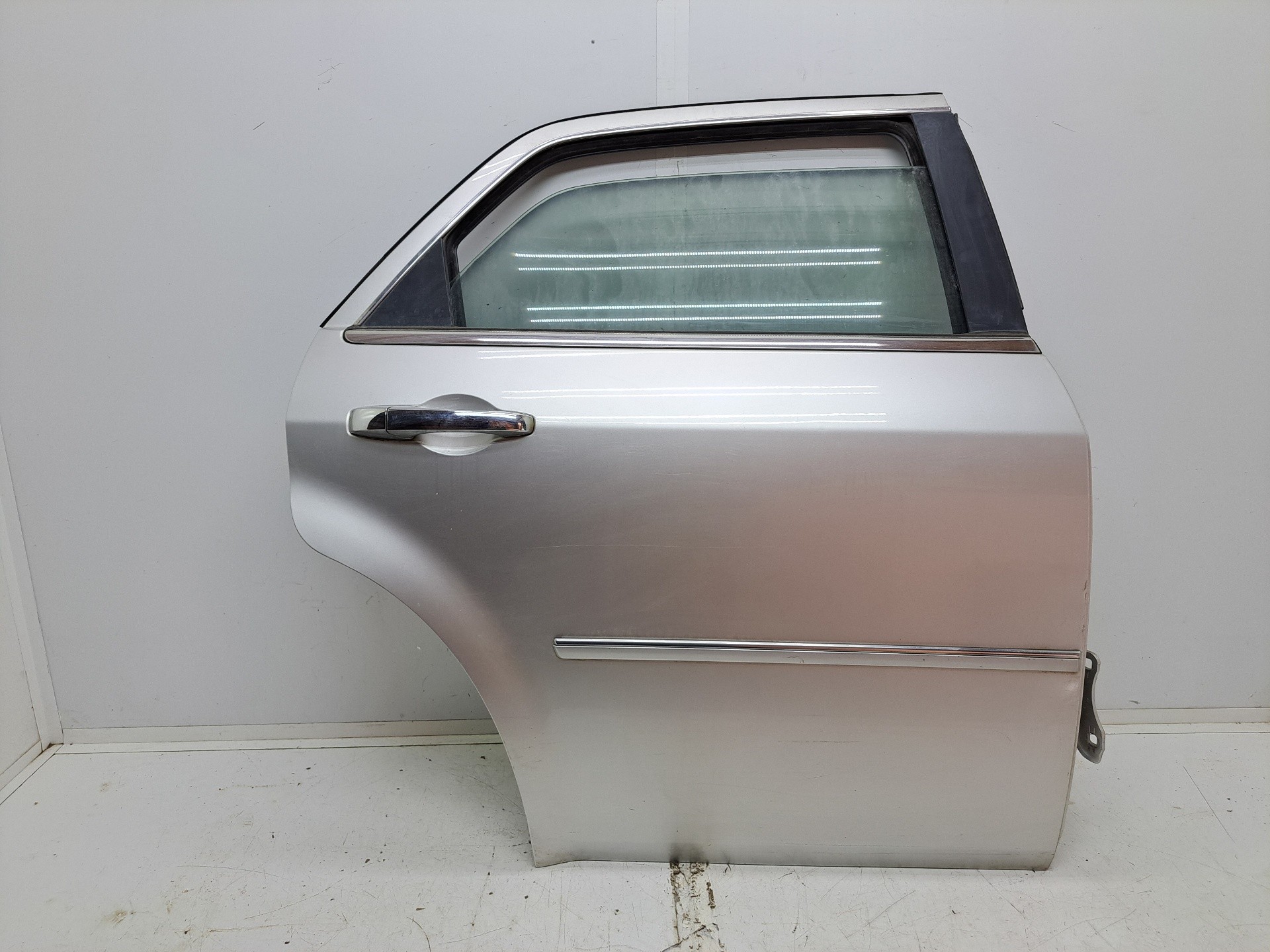 Recambio de puerta trasera derecha para chrysler 300 c 3.0 crd referencia OEM IAM   