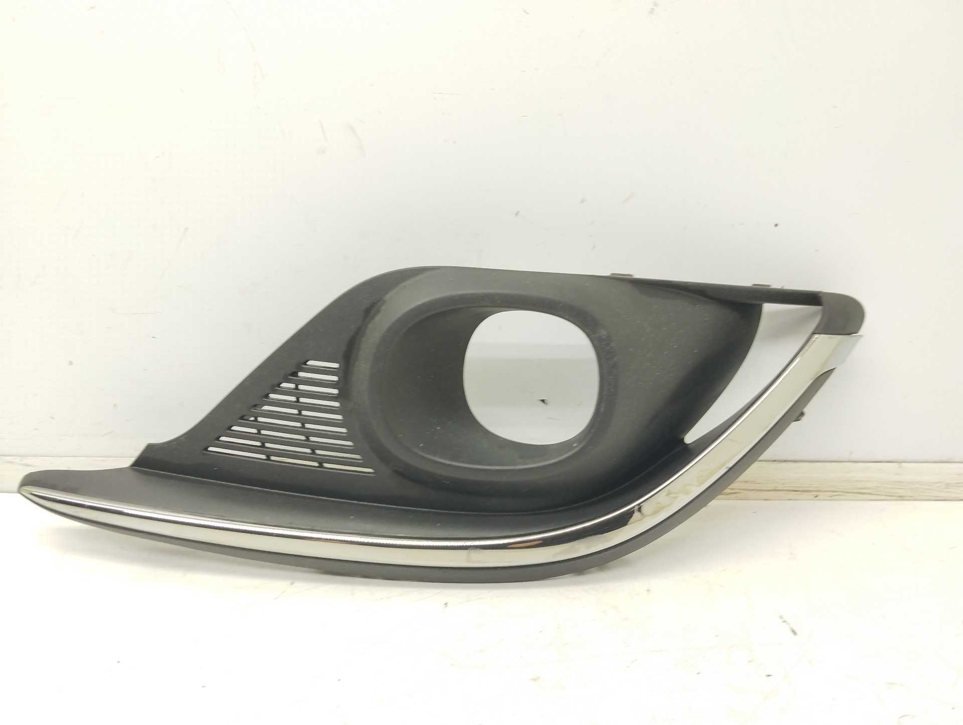 Recambio de moldura antiniebla derecha para renault scenic iv black edition referencia OEM IAM 62086464R  