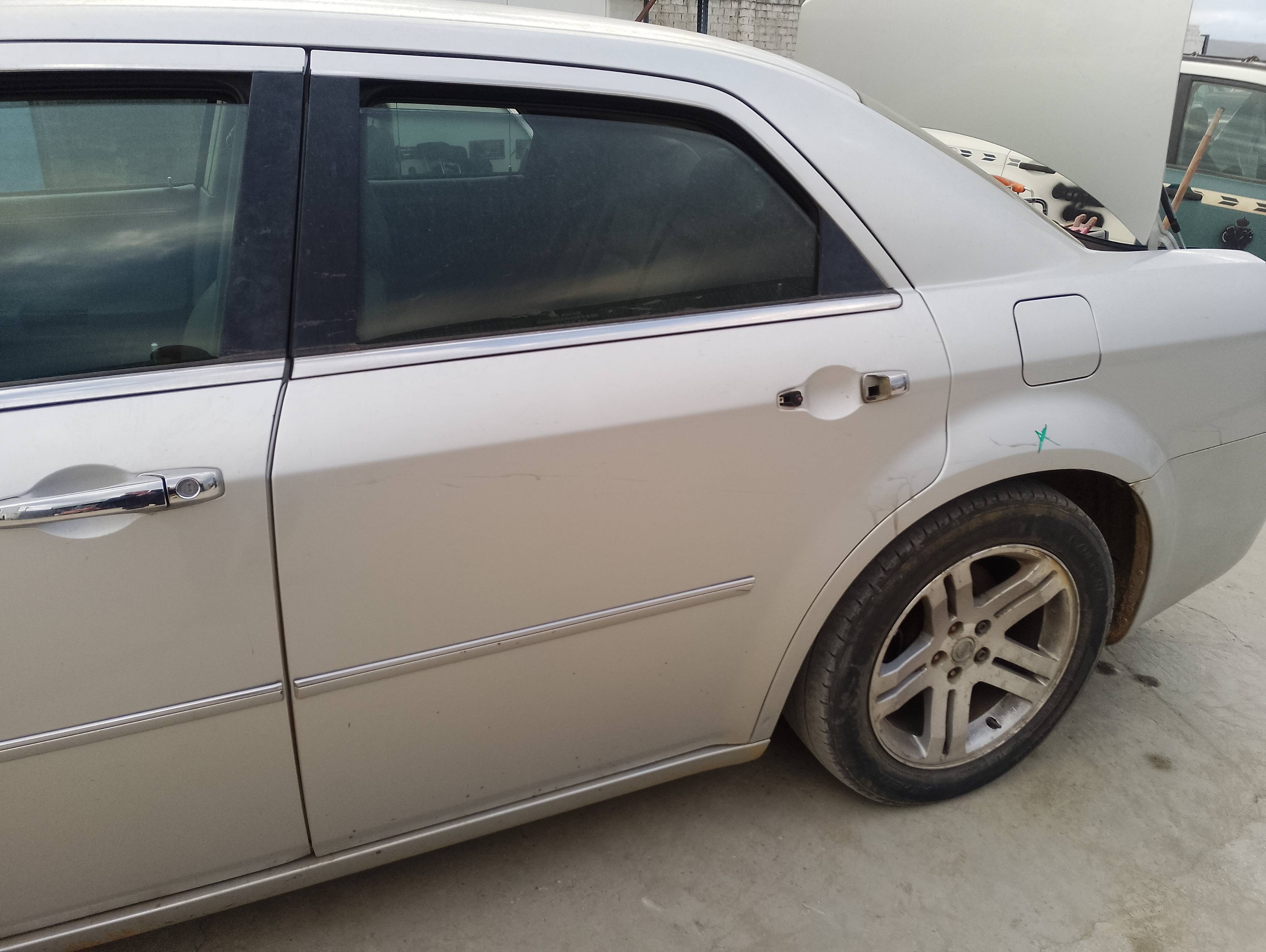 Recambio de puerta trasera izquierda para chrysler 300 c 3.0 crd referencia OEM IAM   
