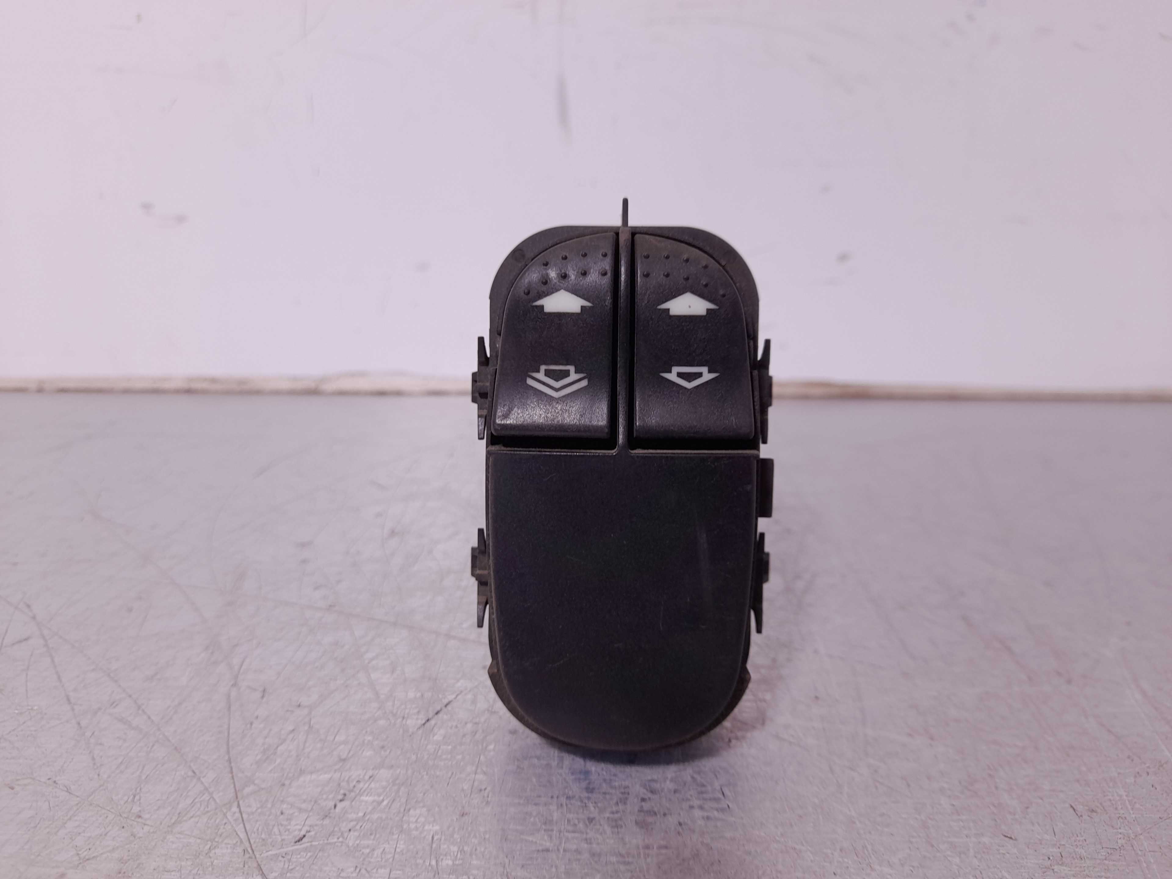 Recambio de mando elevalunas delantero izquierdo para ford focus berlina (cak) ambiente referencia OEM IAM 03162301  