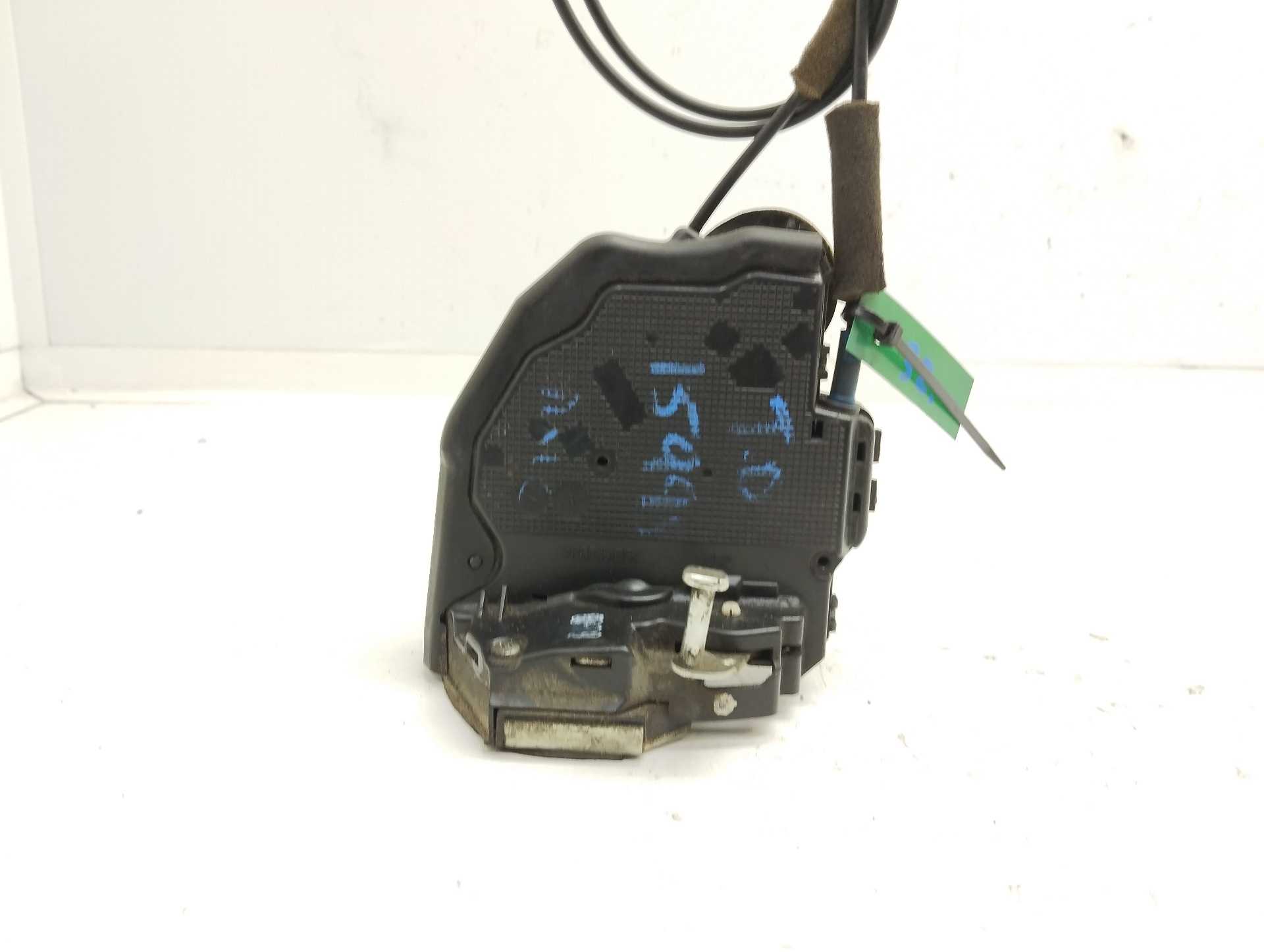 Recambio de cerradura puerta trasera derecha para toyota avensis (t27) active referencia OEM IAM A046693  