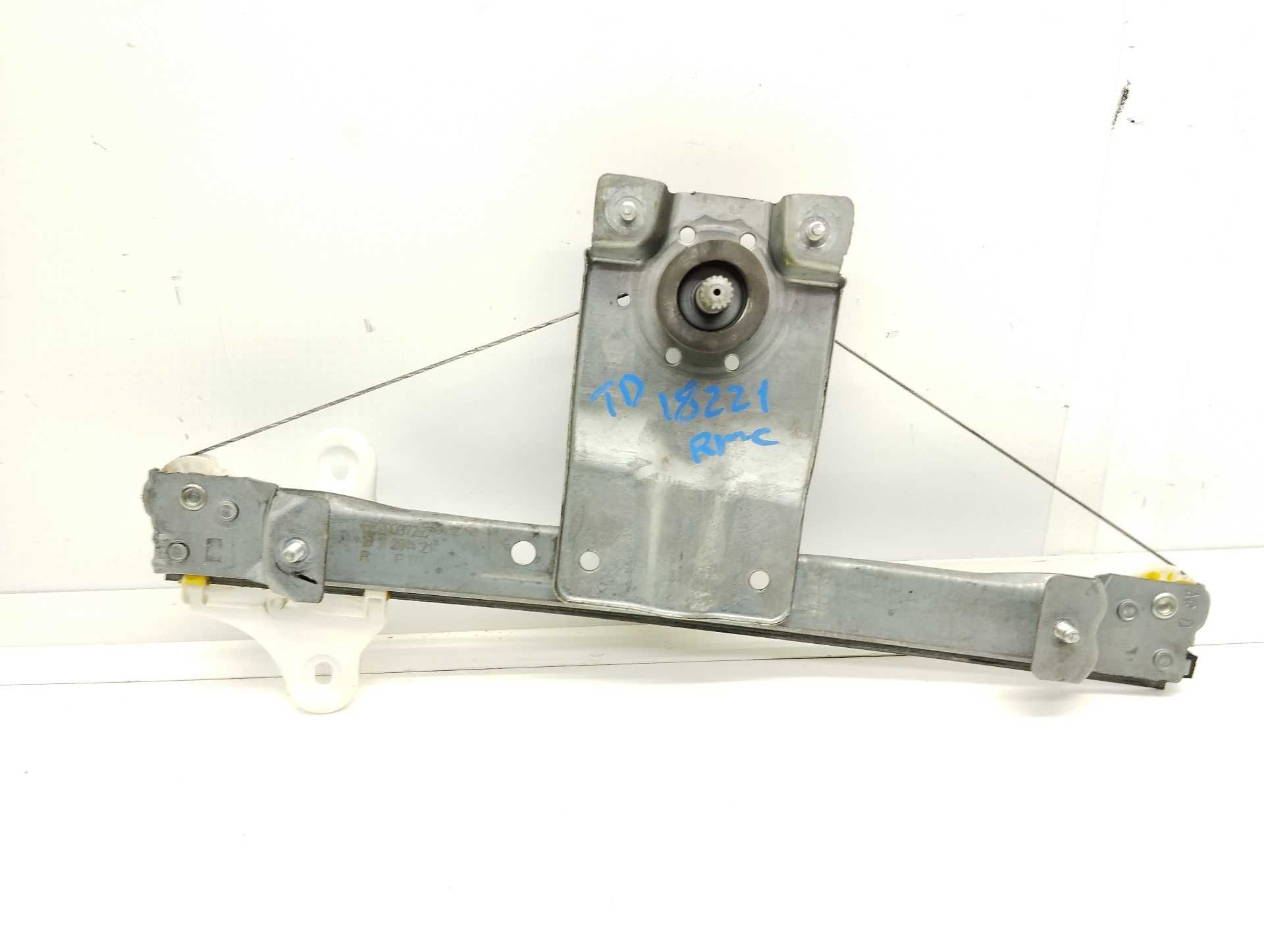 Recambio de elevalunas trasero derecho para renault clio iv referencia OEM IAM 827003722R  