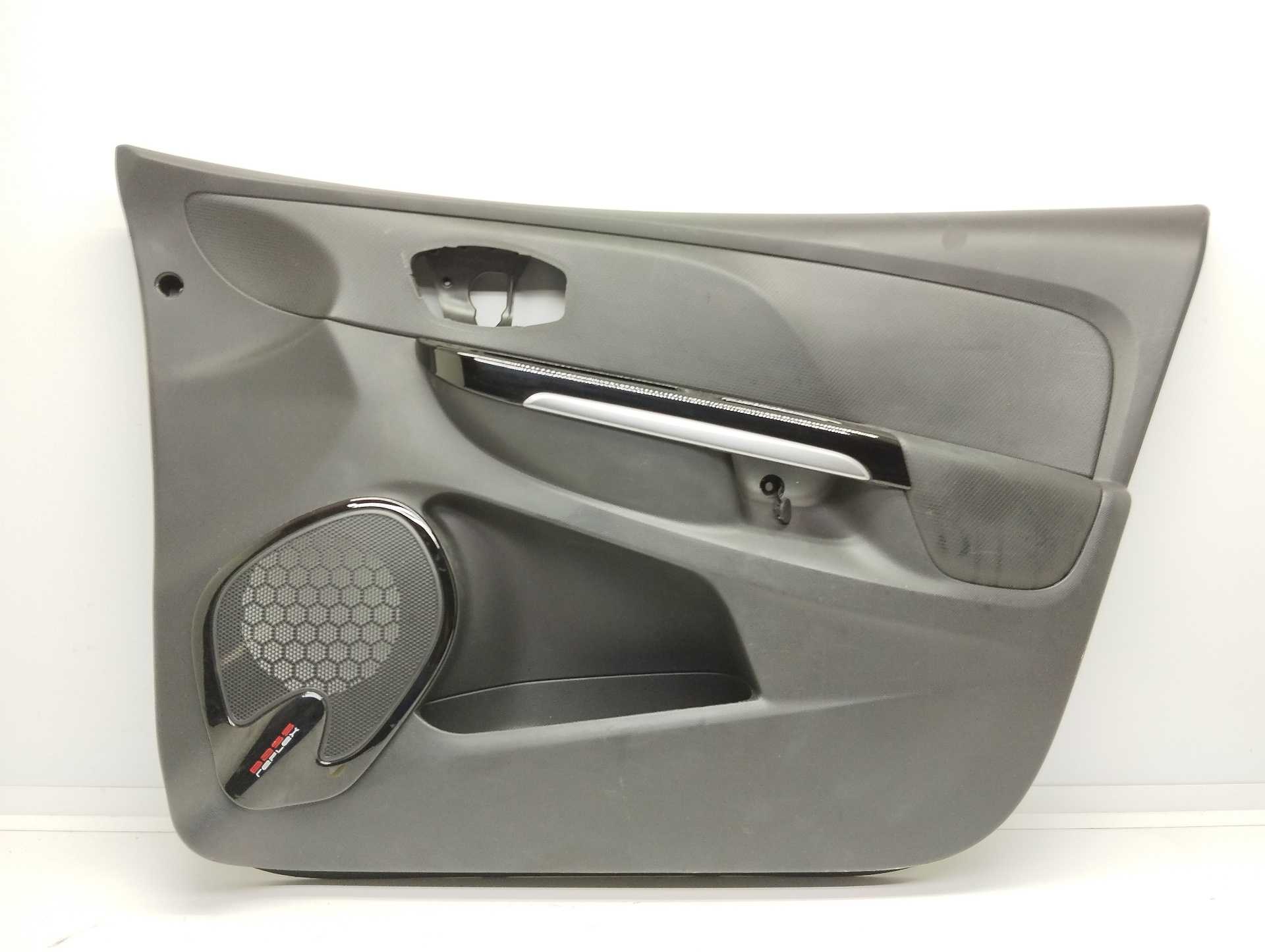 Recambio de guarnecido puerta delantera derecha para renault clio iv referencia OEM IAM 829007529R  