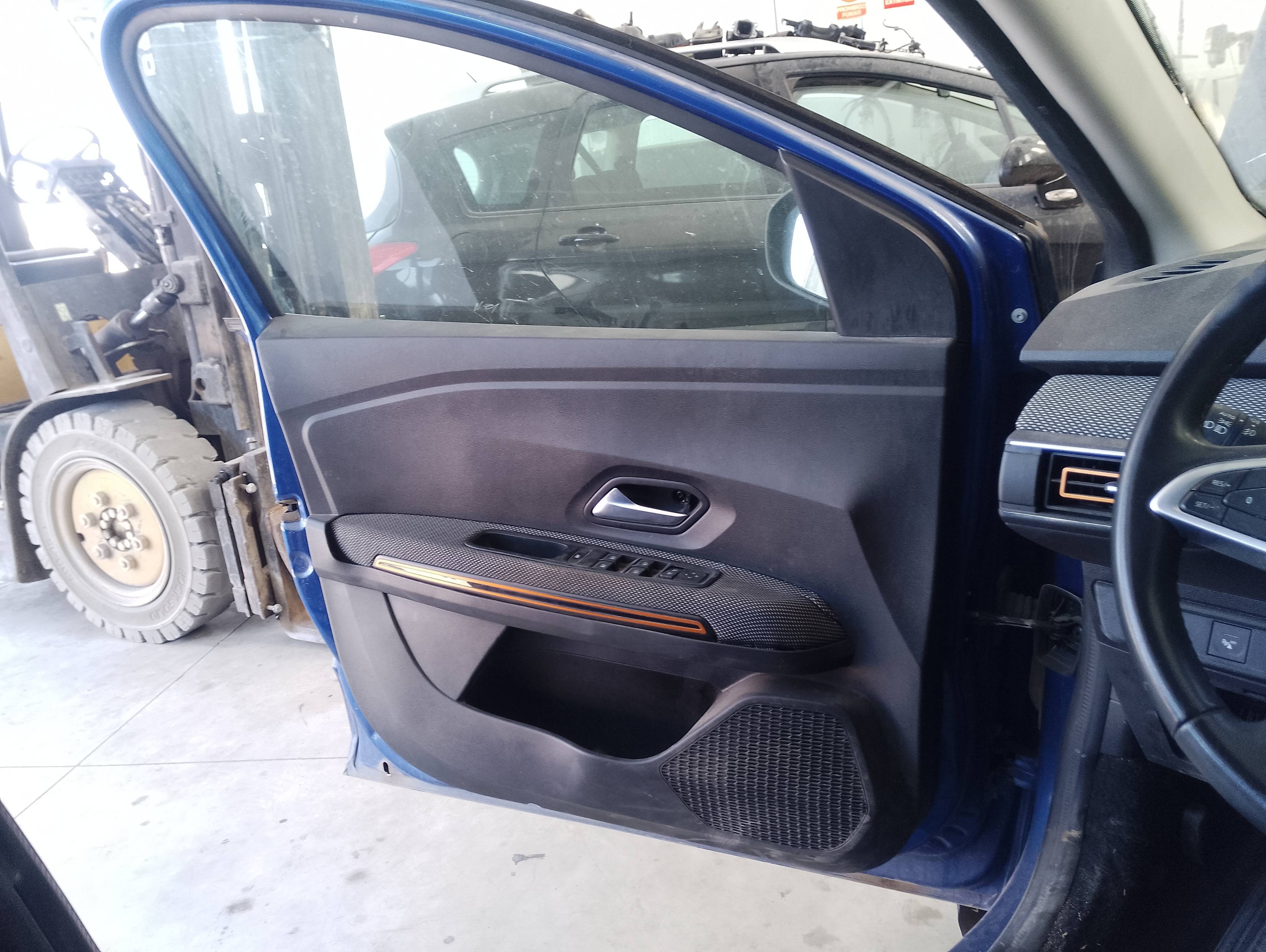 Recambio de guarnecido puerta delantera izquierda para dacia sandero iii essential referencia OEM IAM   