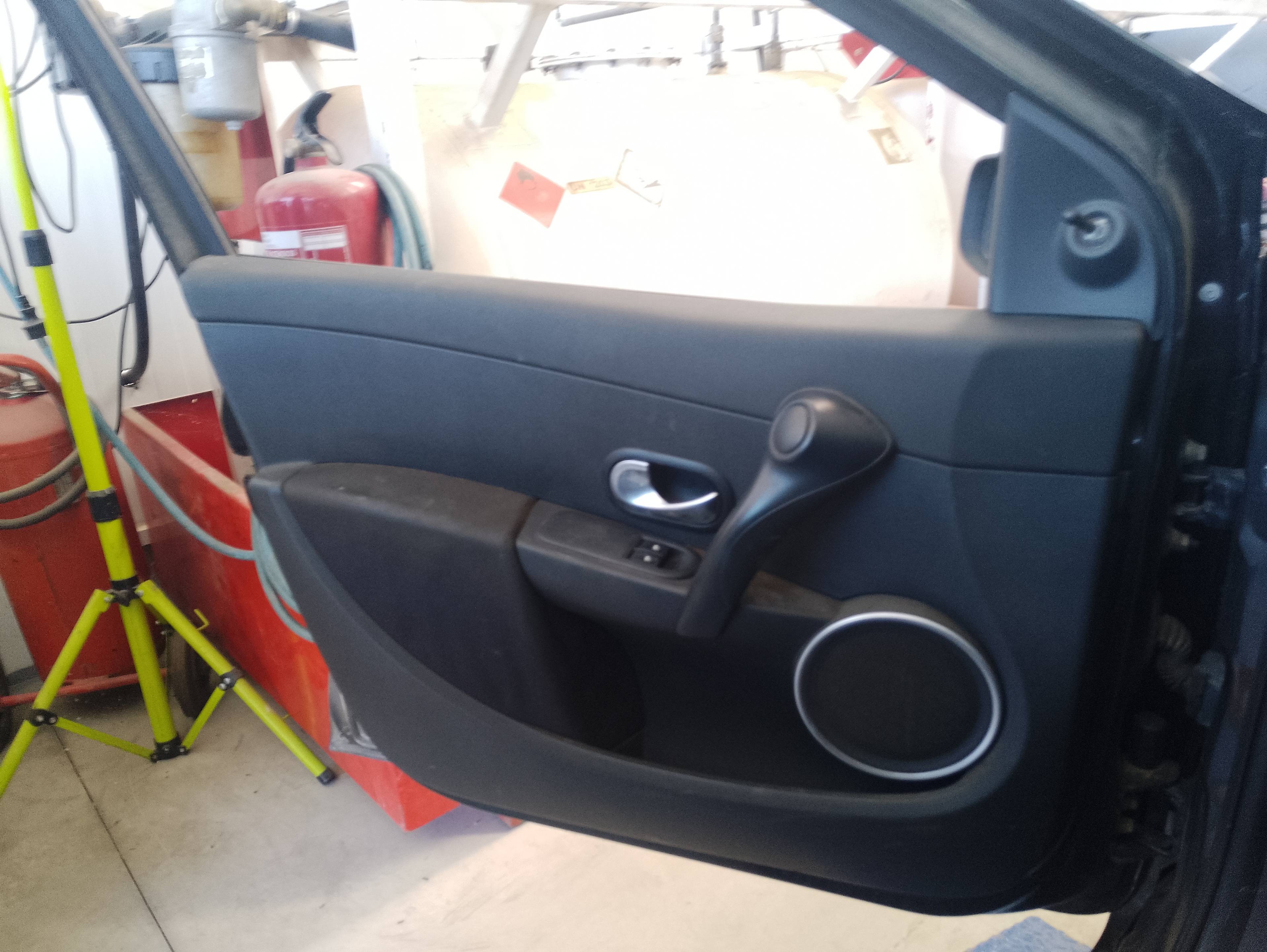 Recambio de guarnecido puerta delantera izquierda para renault clio iii confort dynamique referencia OEM IAM   