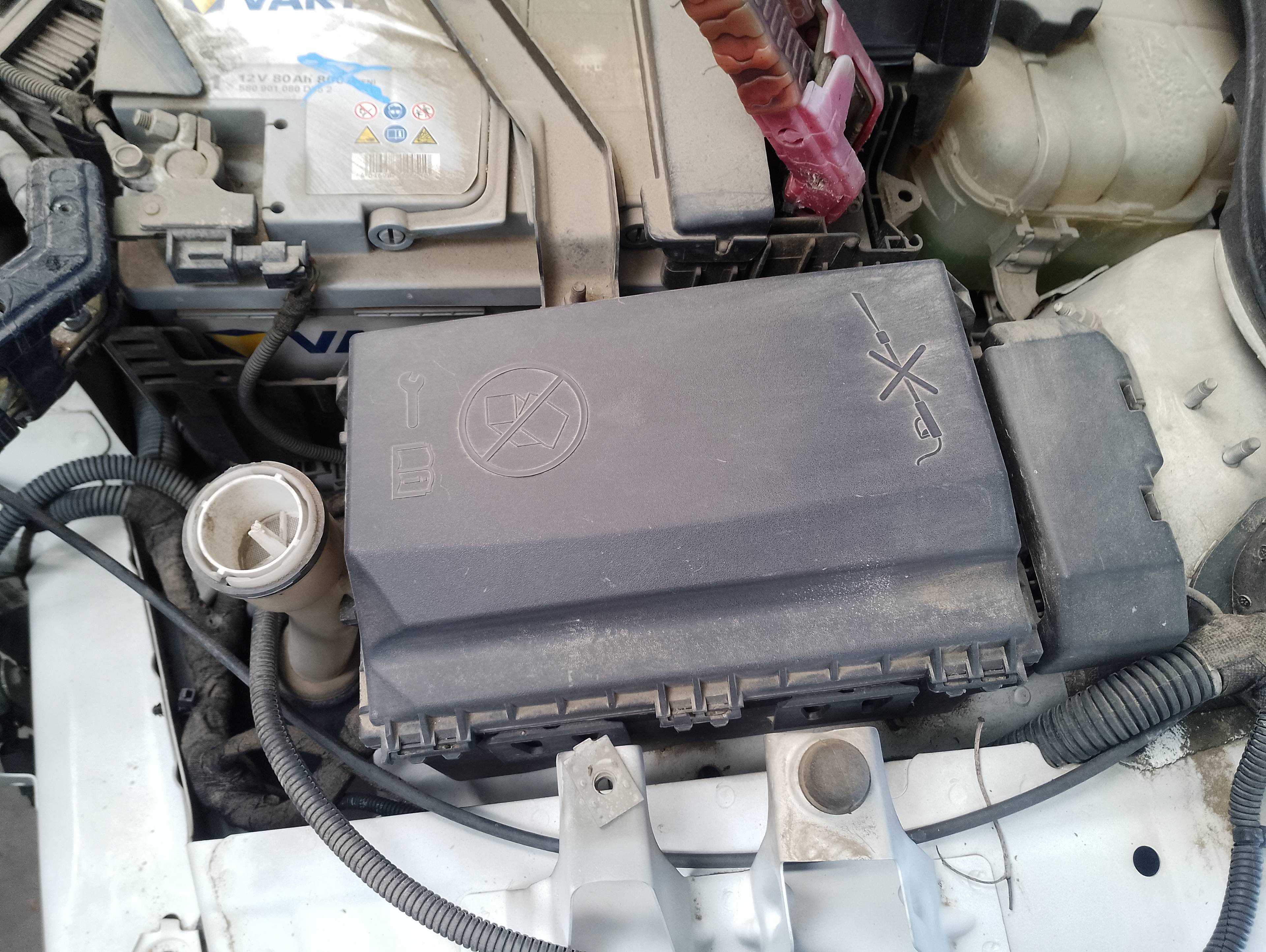 Recambio de caja reles / fusibles para opel astra j lim. 1.3 16v cdti referencia OEM IAM   