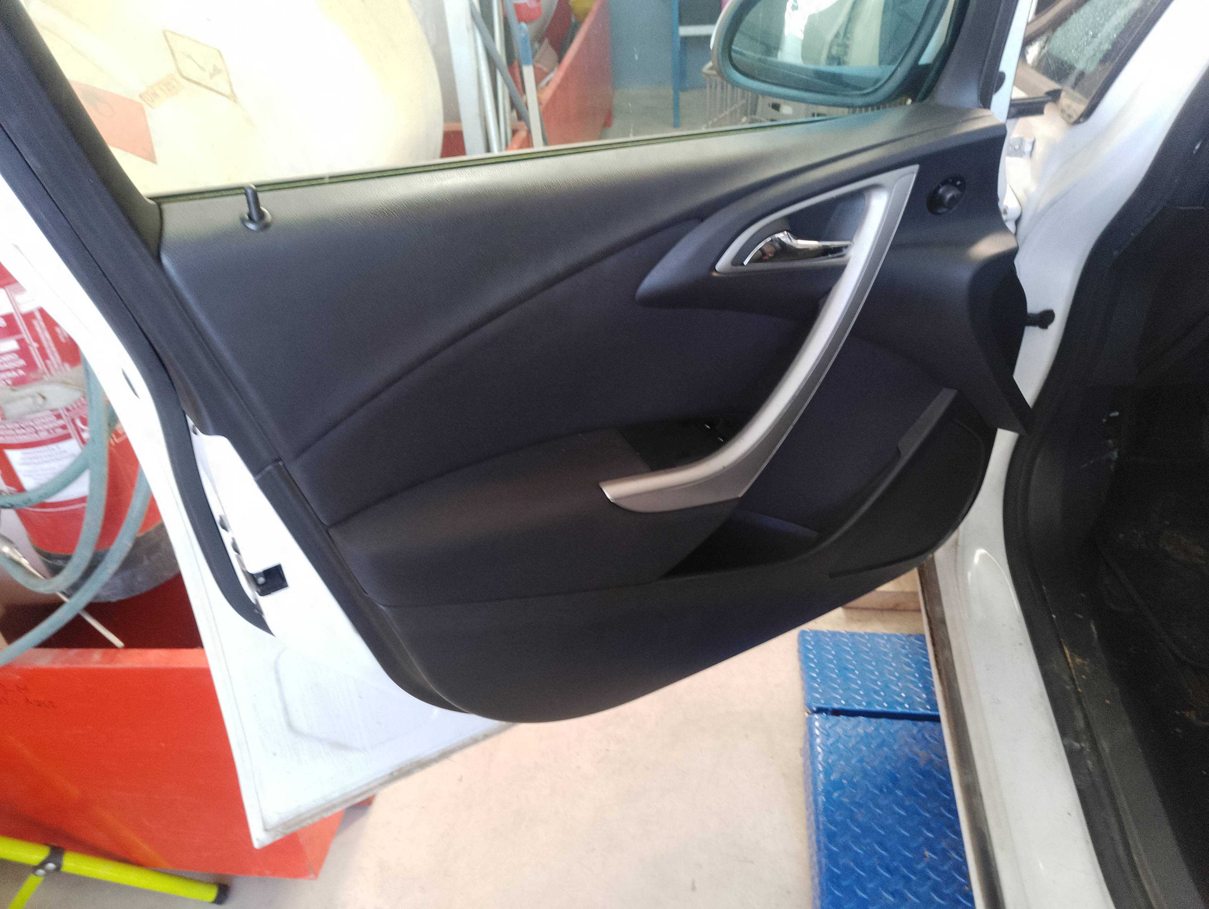 Recambio de guarnecido puerta delantera izquierda para opel astra j lim. 1.3 16v cdti referencia OEM IAM   