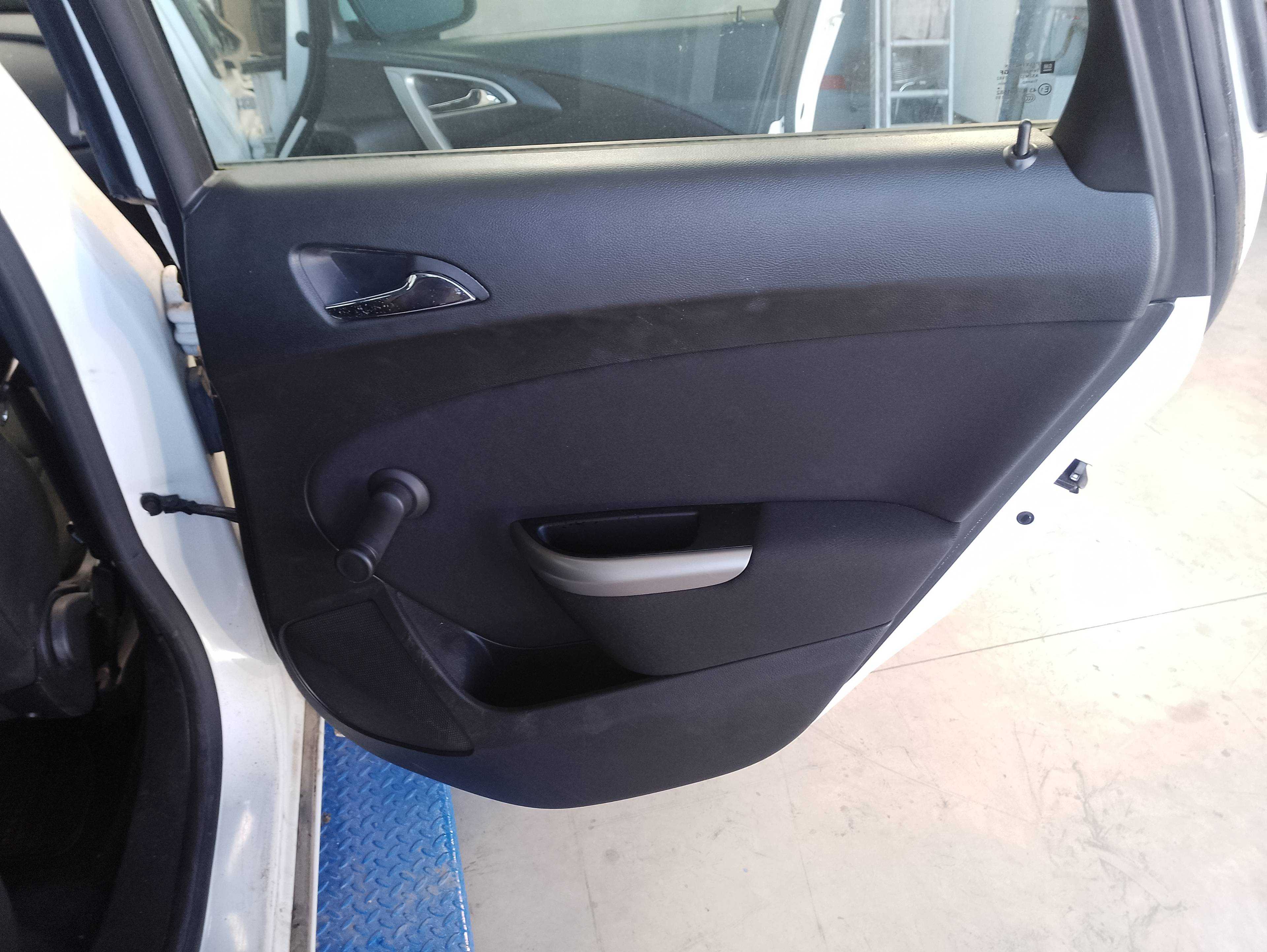 Recambio de guarnecido puerta trasera derecha para opel astra j lim. 1.3 16v cdti referencia OEM IAM   