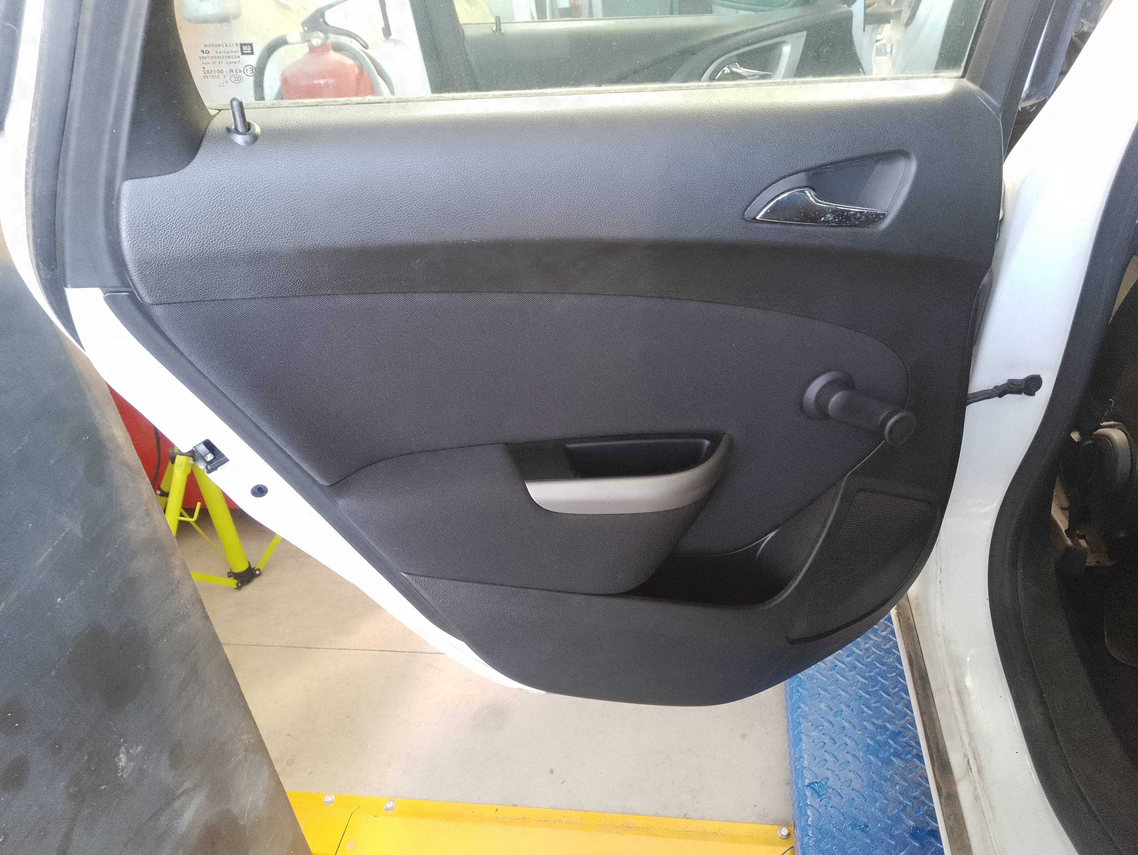 Recambio de guarnecido puerta trasera izquierda para opel astra j lim. 1.3 16v cdti referencia OEM IAM   