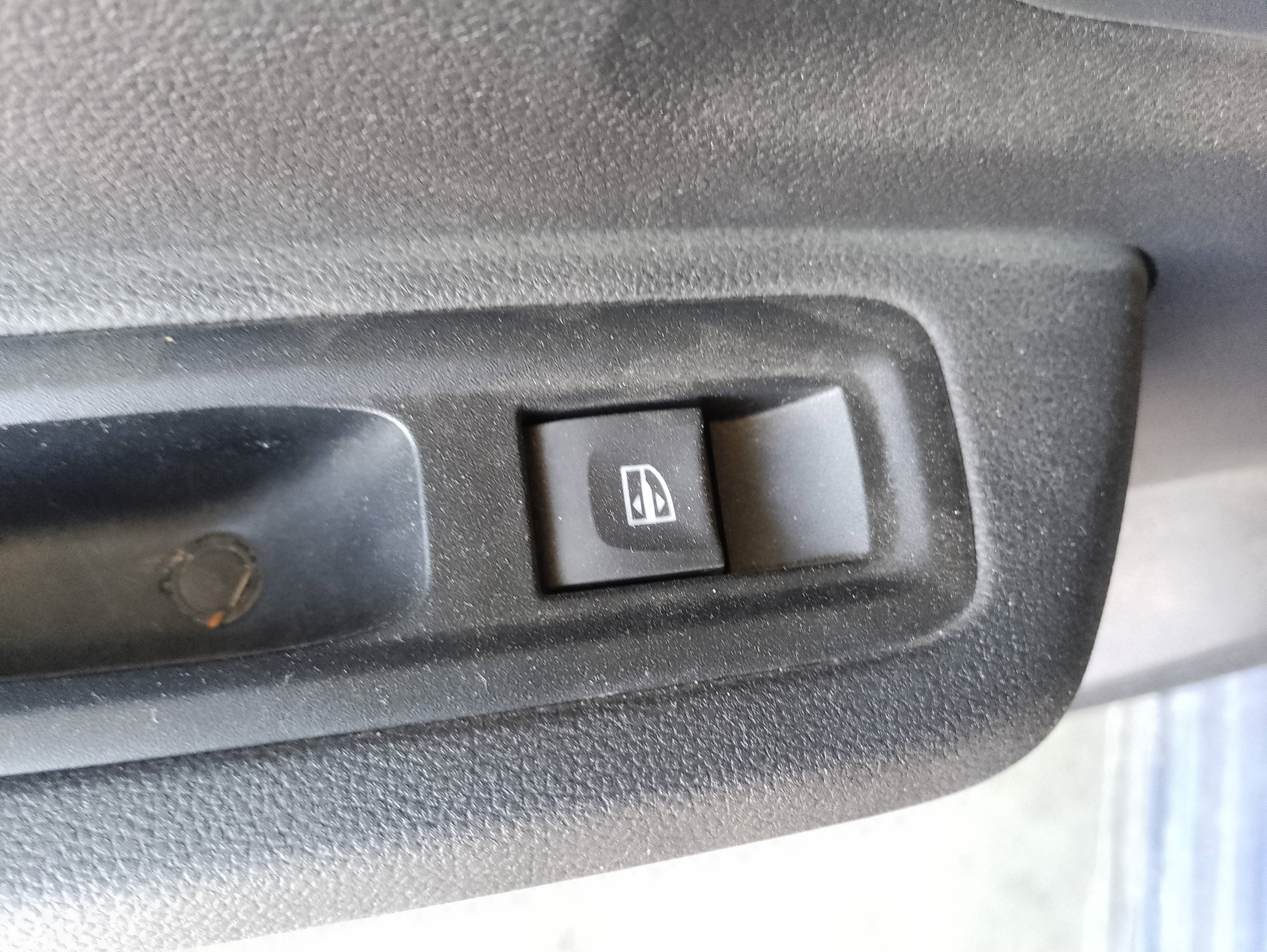 Recambio de mando elevalunas trasero izquierdo para dacia sandero iii essential referencia OEM IAM 254118439R  