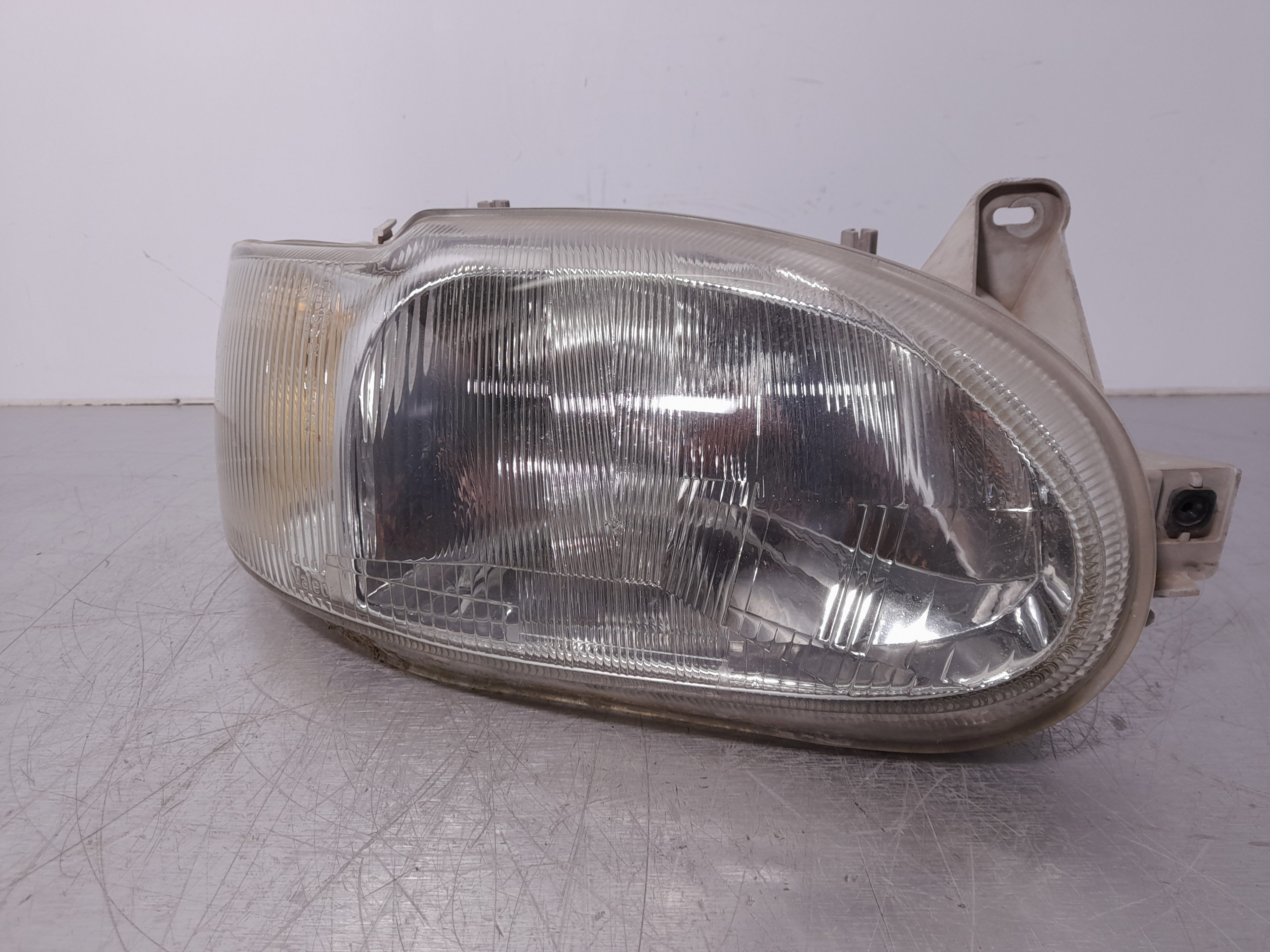Recambio de faro derecho para ford escort berlina cl referencia OEM IAM 95AG13K060AA VALEO 