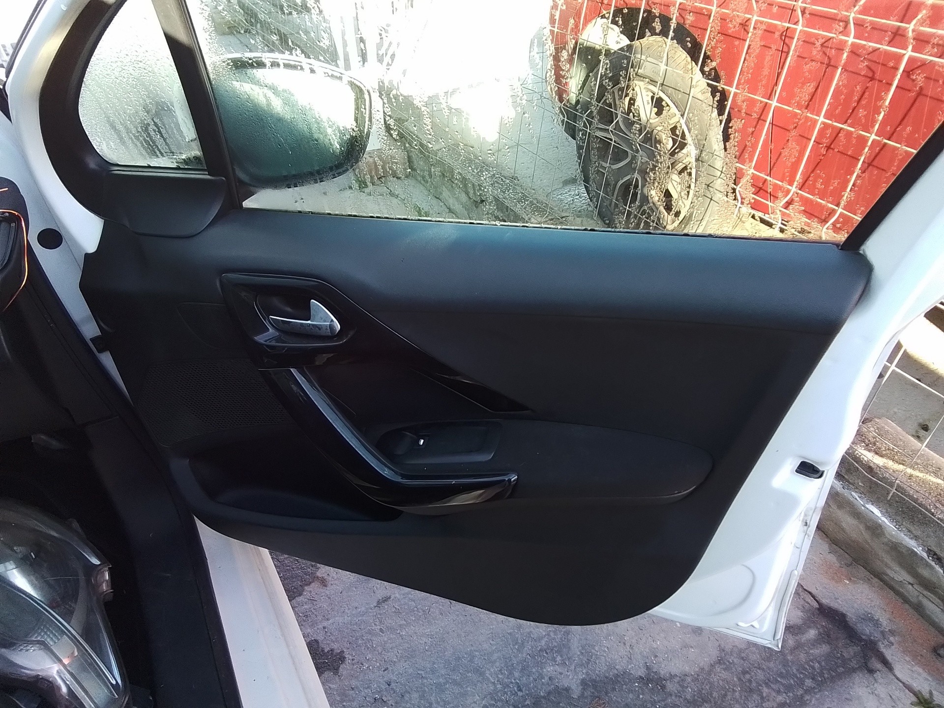 Recambio de guarnecido puerta delantera derecha para peugeot 208 1.4 hdi fap referencia OEM IAM   