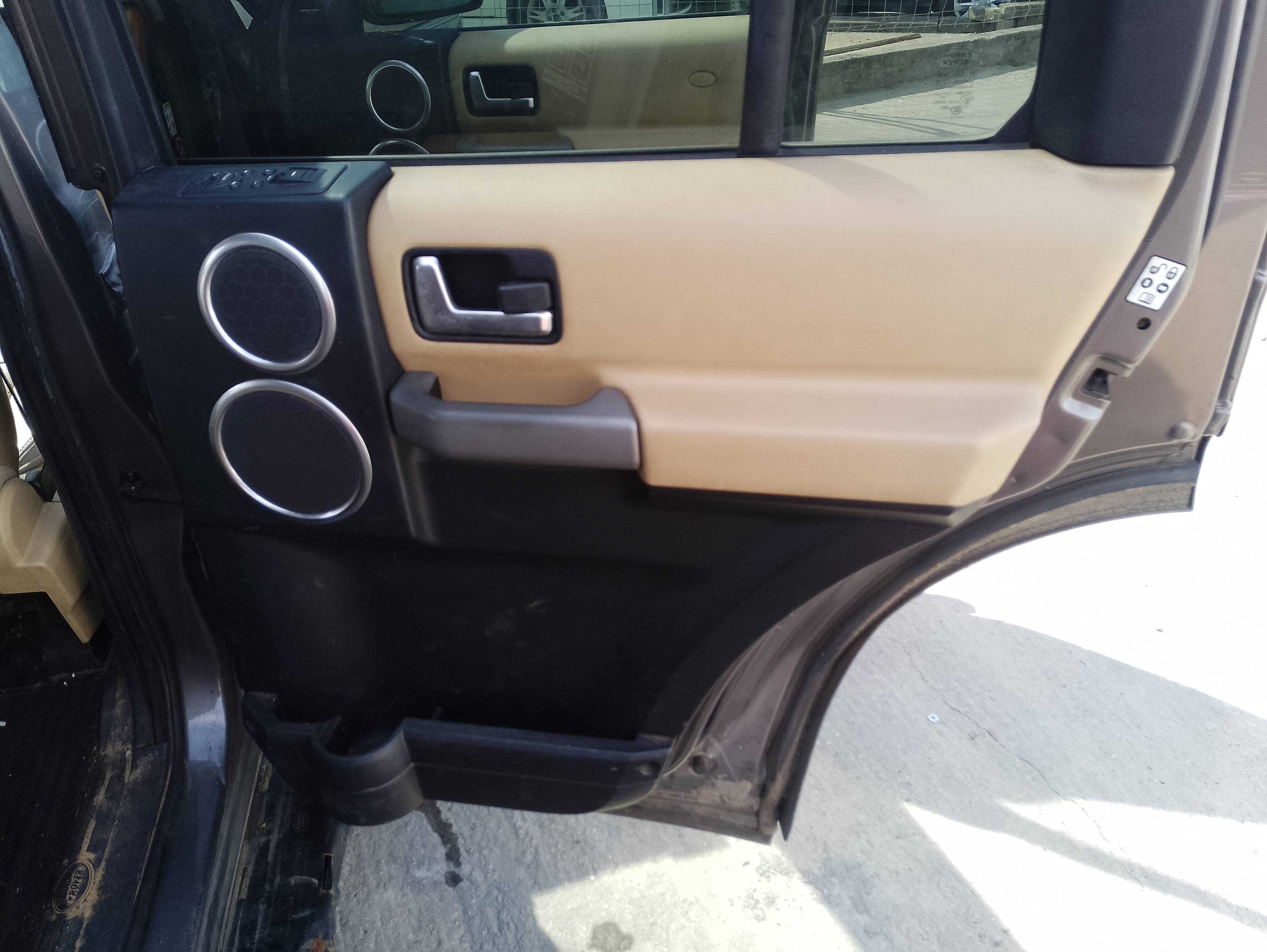 Recambio de guarnecido puerta trasera derecha para land rover discovery v6 td edition 60 yrs referencia OEM IAM   