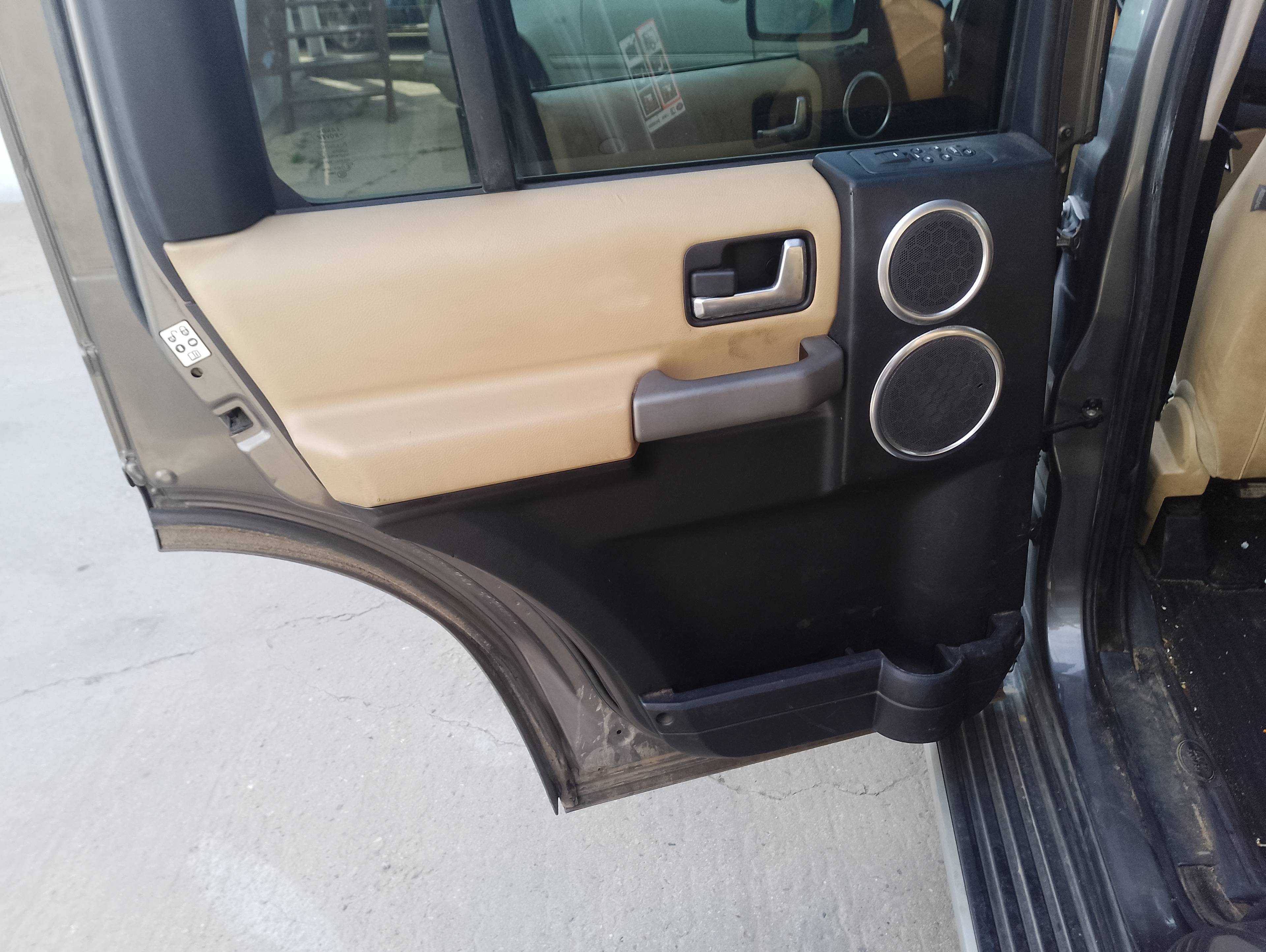 Recambio de guarnecido puerta trasera izquierda para land rover discovery v6 td edition 60 yrs referencia OEM IAM   