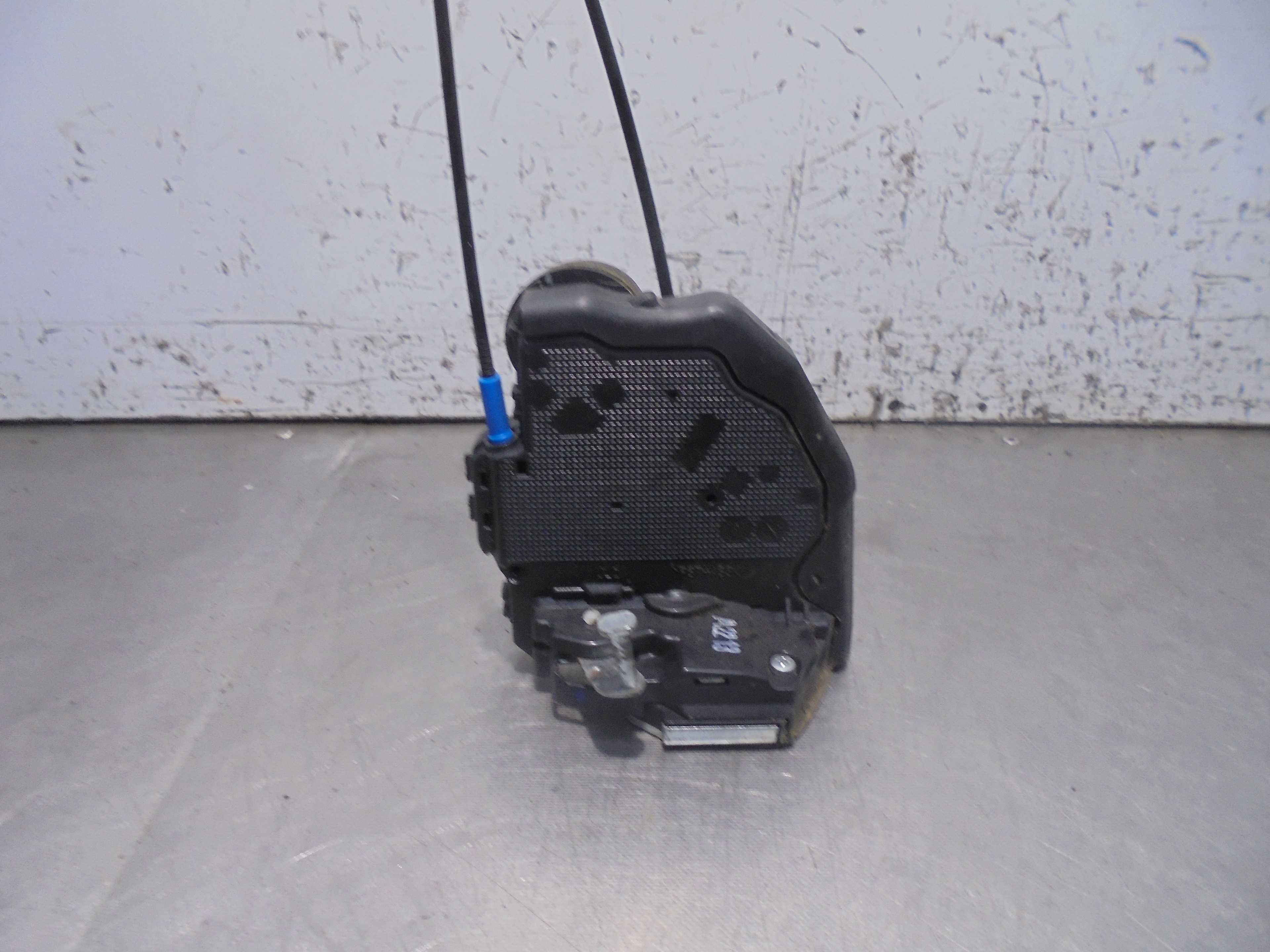 Recambio de cerradura puerta trasera izquierda para toyota auris hybrid active referencia OEM IAM   