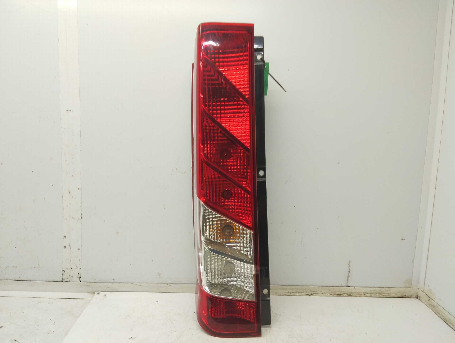 Recambio de piloto trasero izquierdo para iveco 35s16 referencia OEM IAM 086631910L  