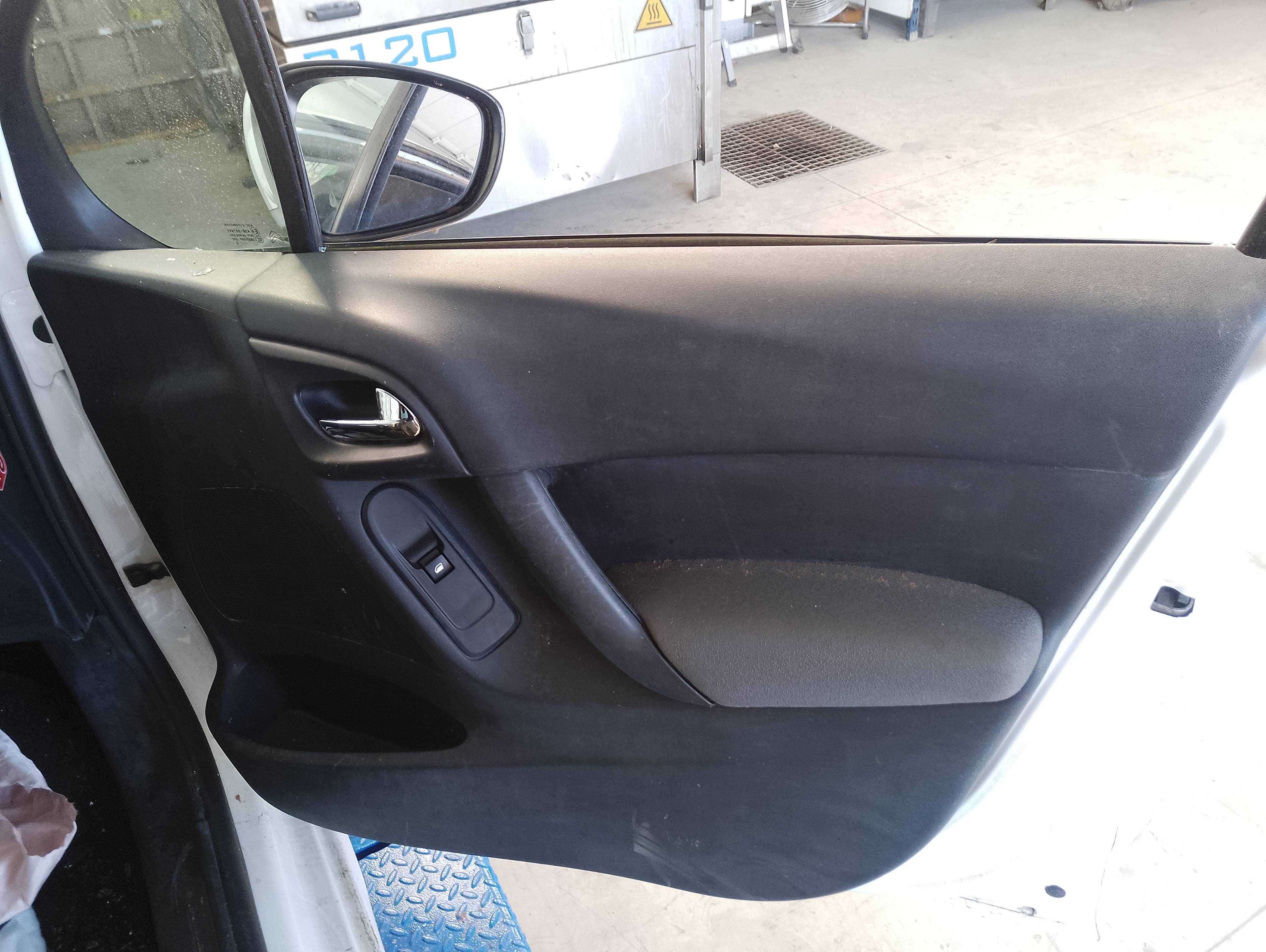 Recambio de guarnecido puerta delantera derecha para citroën c3 attraction referencia OEM IAM   