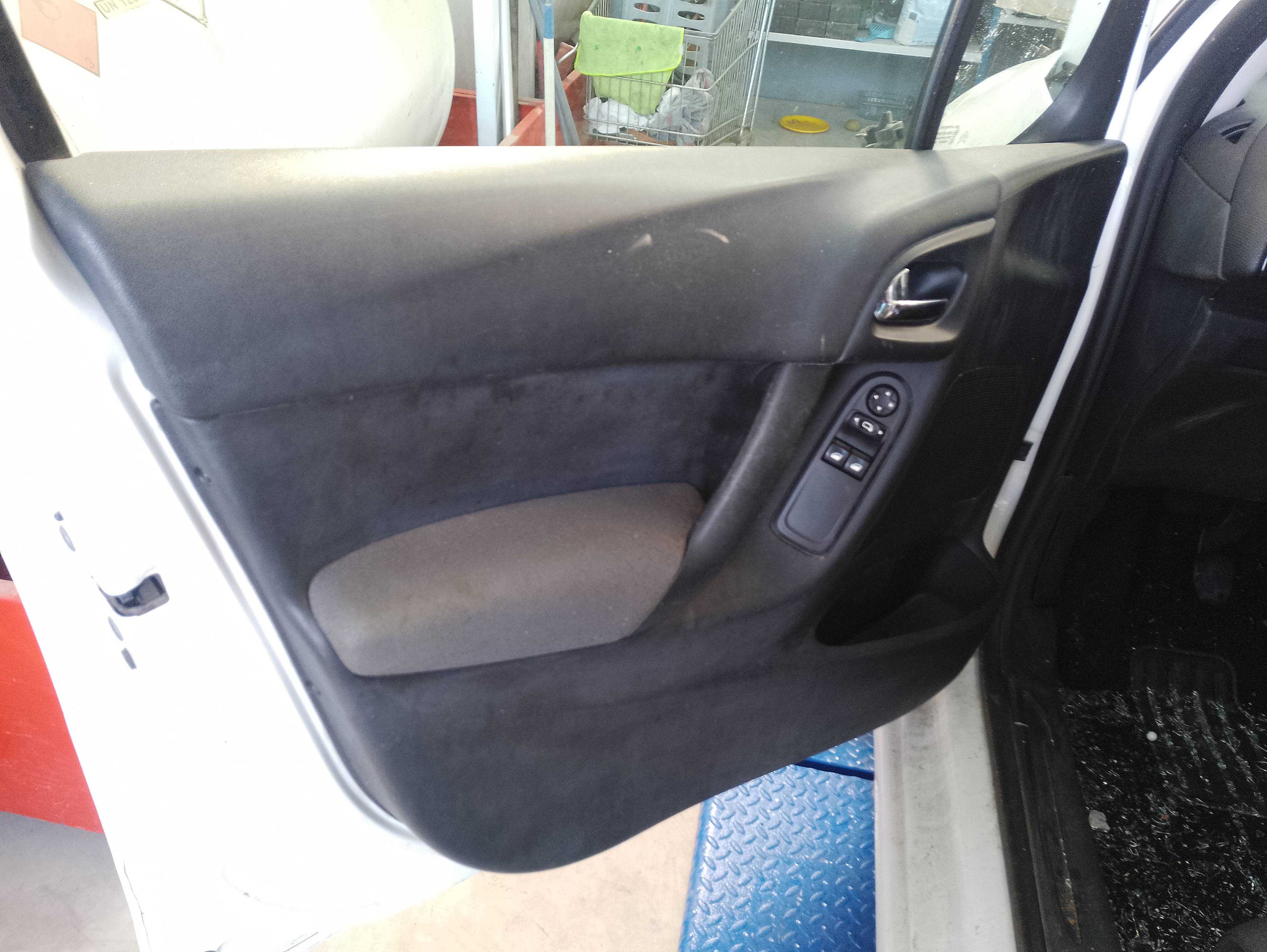 Recambio de guarnecido puerta delantera izquierda para citroën c3 attraction referencia OEM IAM   