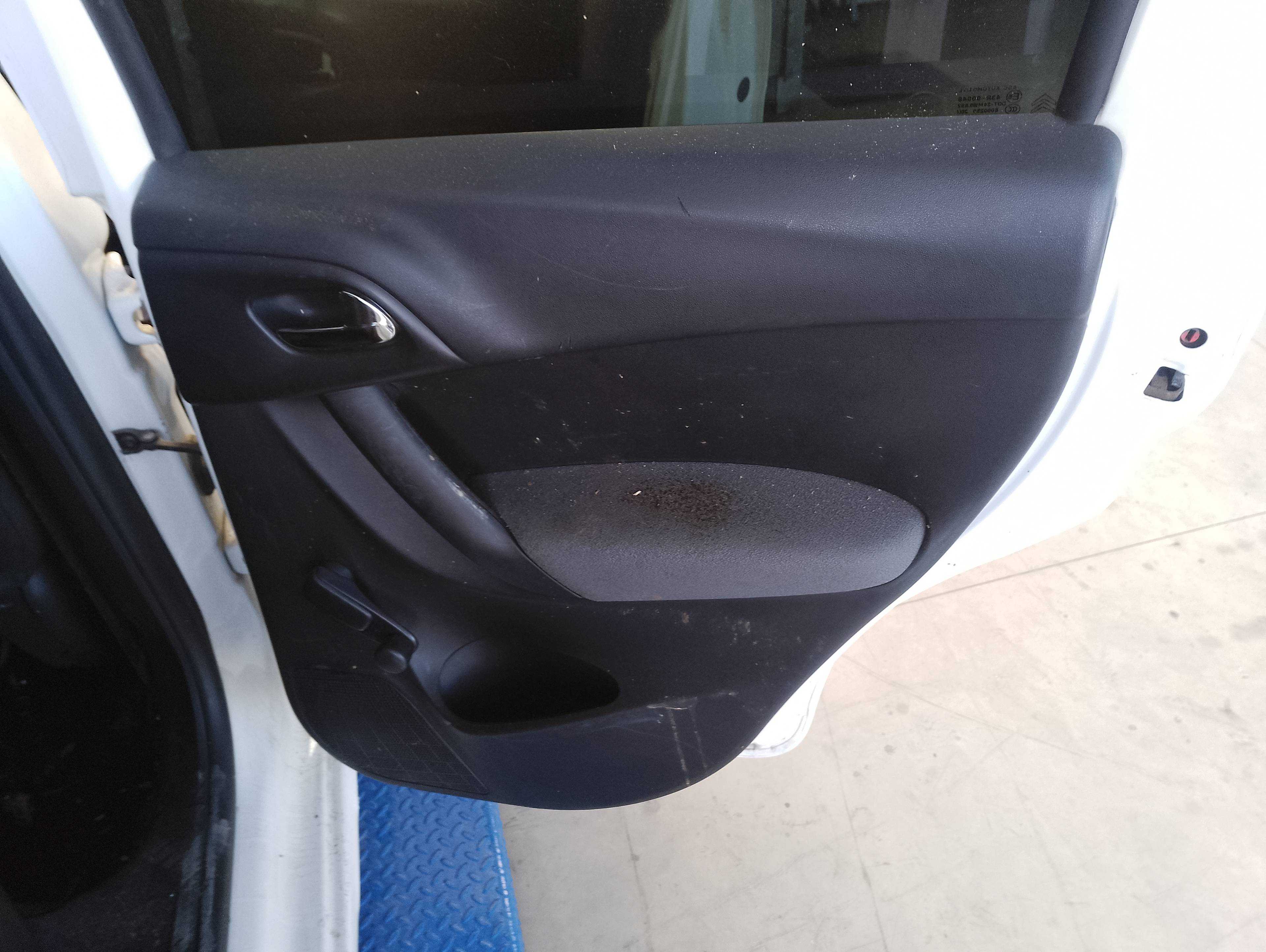 Recambio de guarnecido puerta trasera derecha para citroën c3 attraction referencia OEM IAM   