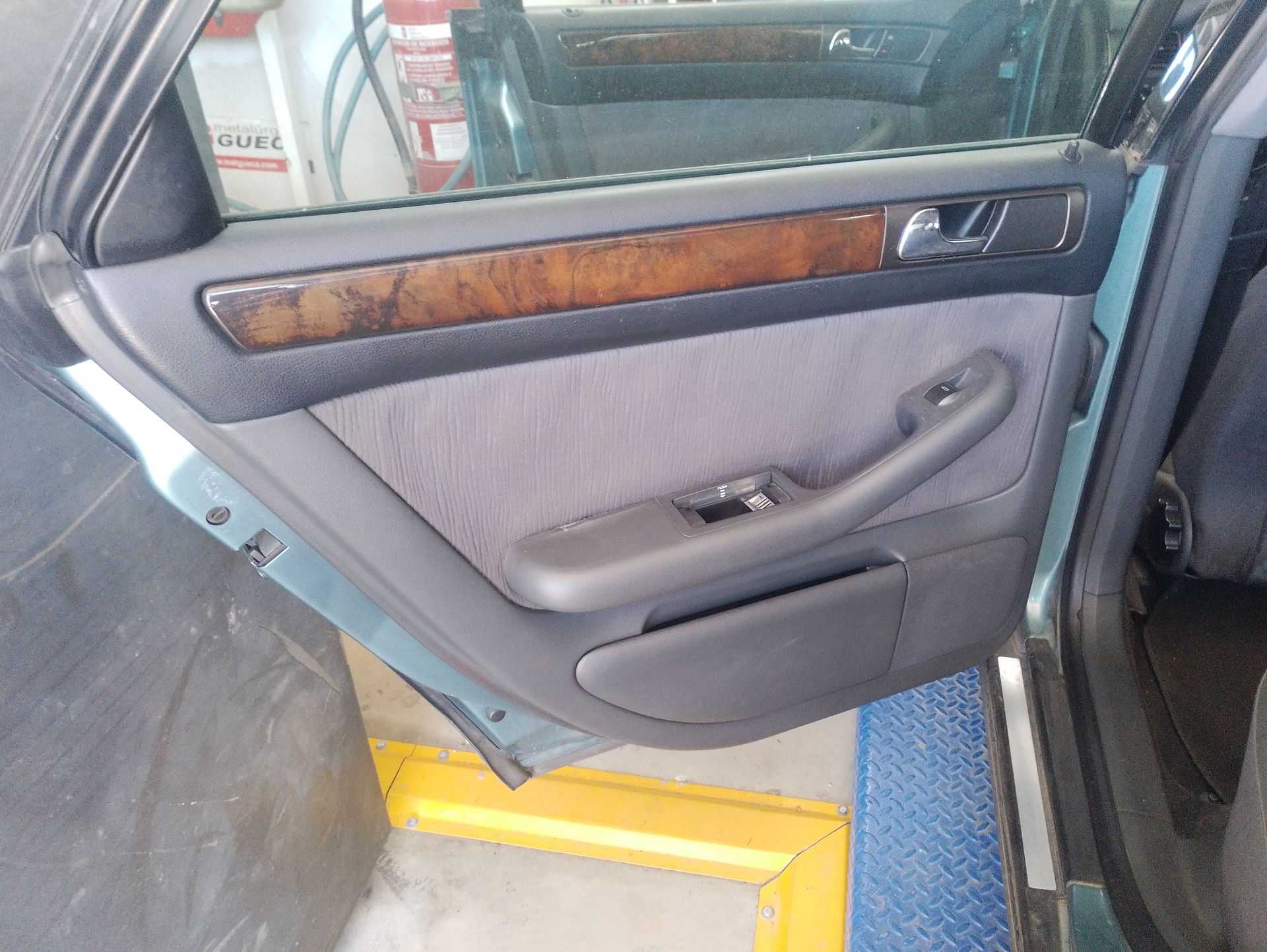 Recambio de guarnecido puerta trasera izquierda para audi a6 c5 (4b2, 4b4) 2.5 tdi referencia OEM IAM   